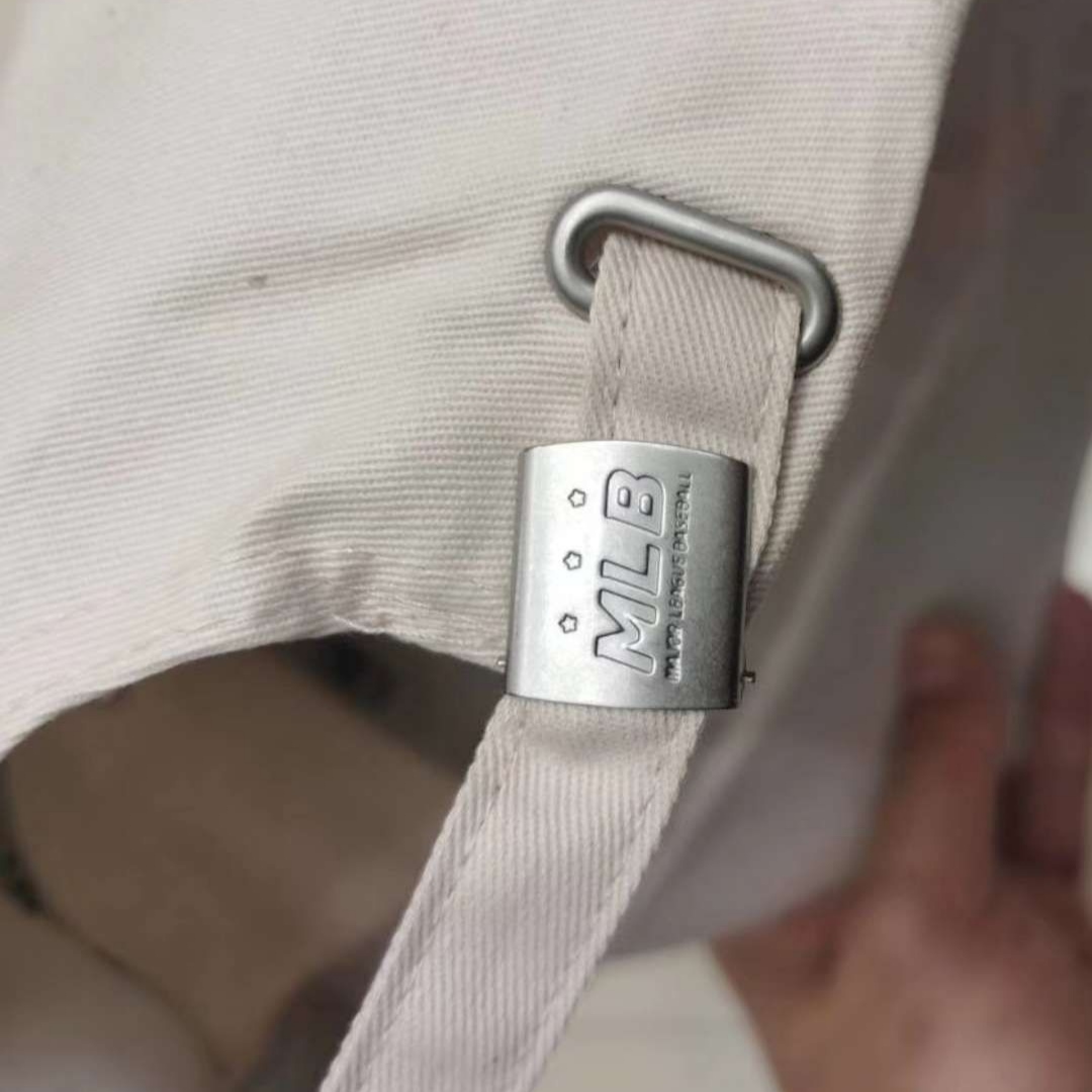 帽扣调节扣鸭舌帽扣白底实物图