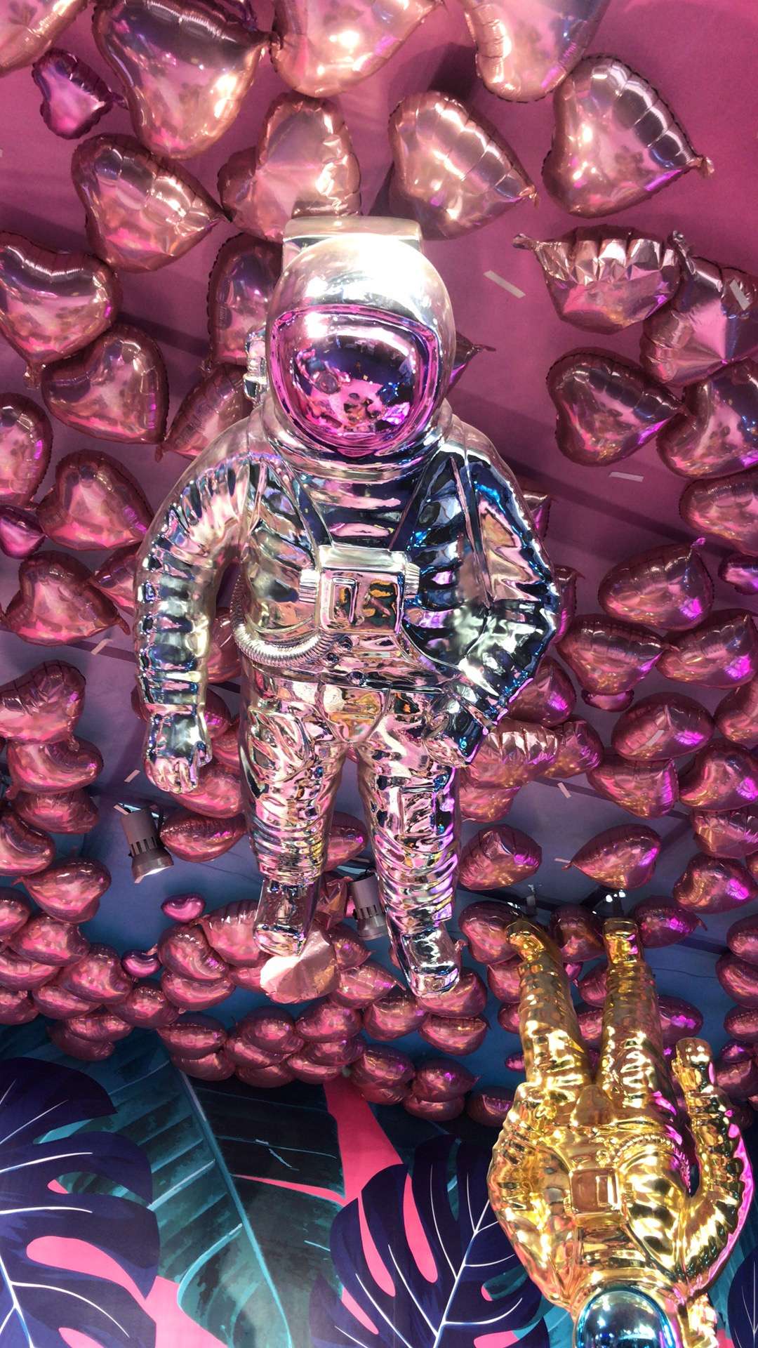 Creative electroplated astronaut astronaut figurine fiberglass sculpture hanging upside down, horizontally or sideways electroplated astronaut height 180*80*100 Specification image