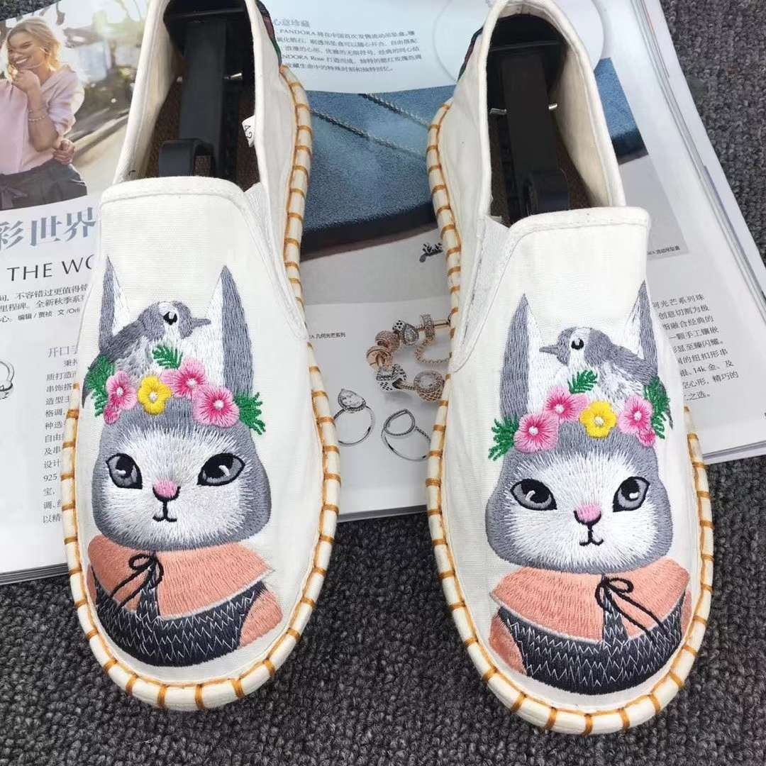 专柜   精品刺绣手工布鞋产品图