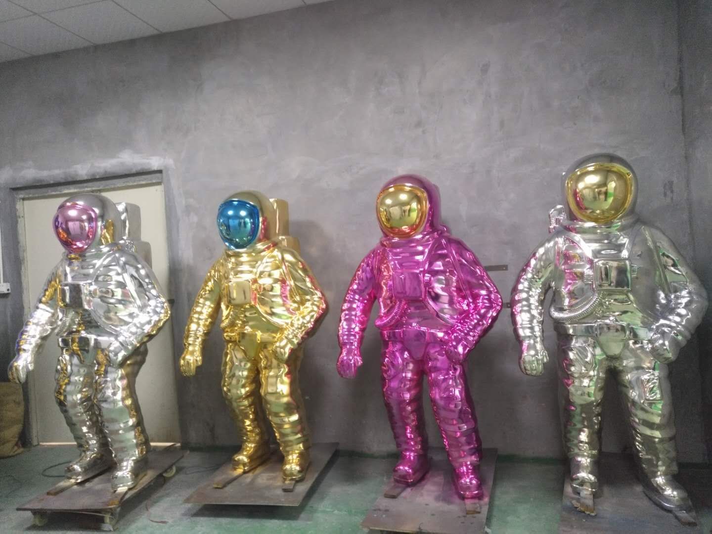 Creative electroplated astronaut astronaut figurine fiberglass sculpture hanging upside down, horizontally or sideways electroplated astronaut height 180*80*100 Application Scenario