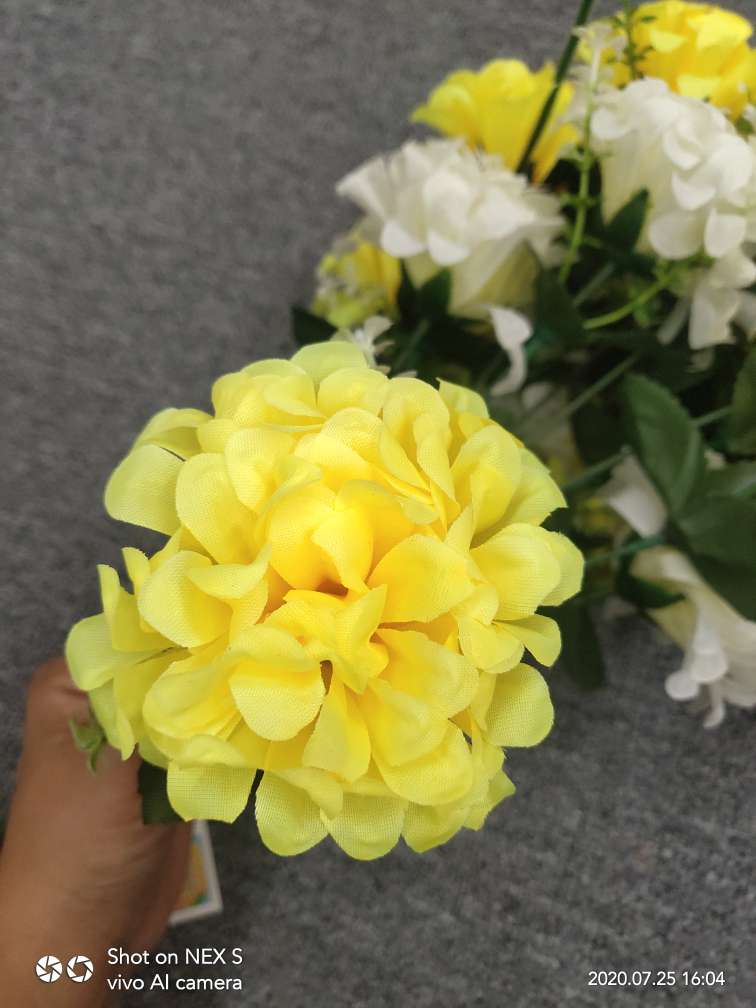 ويبيع المصنعون البازهار المزيفة في شكل أزهار مزيفة Item Picture