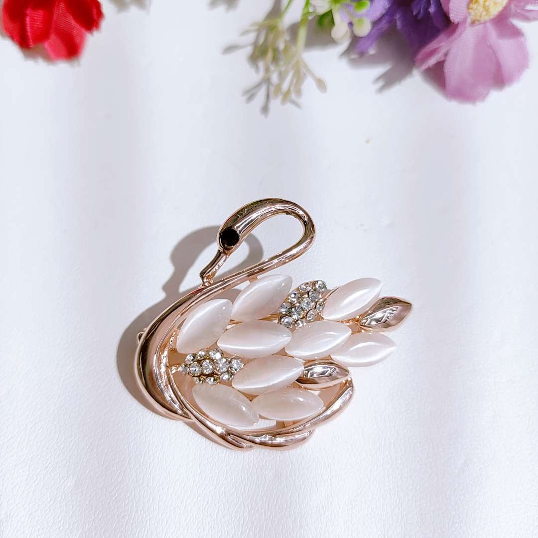 Fashionable Korean-style brooches, pearl ins brooches, silk scarf buttons, high-end cartoon anti-glare buttons, corsages, clothing accessories details Picture