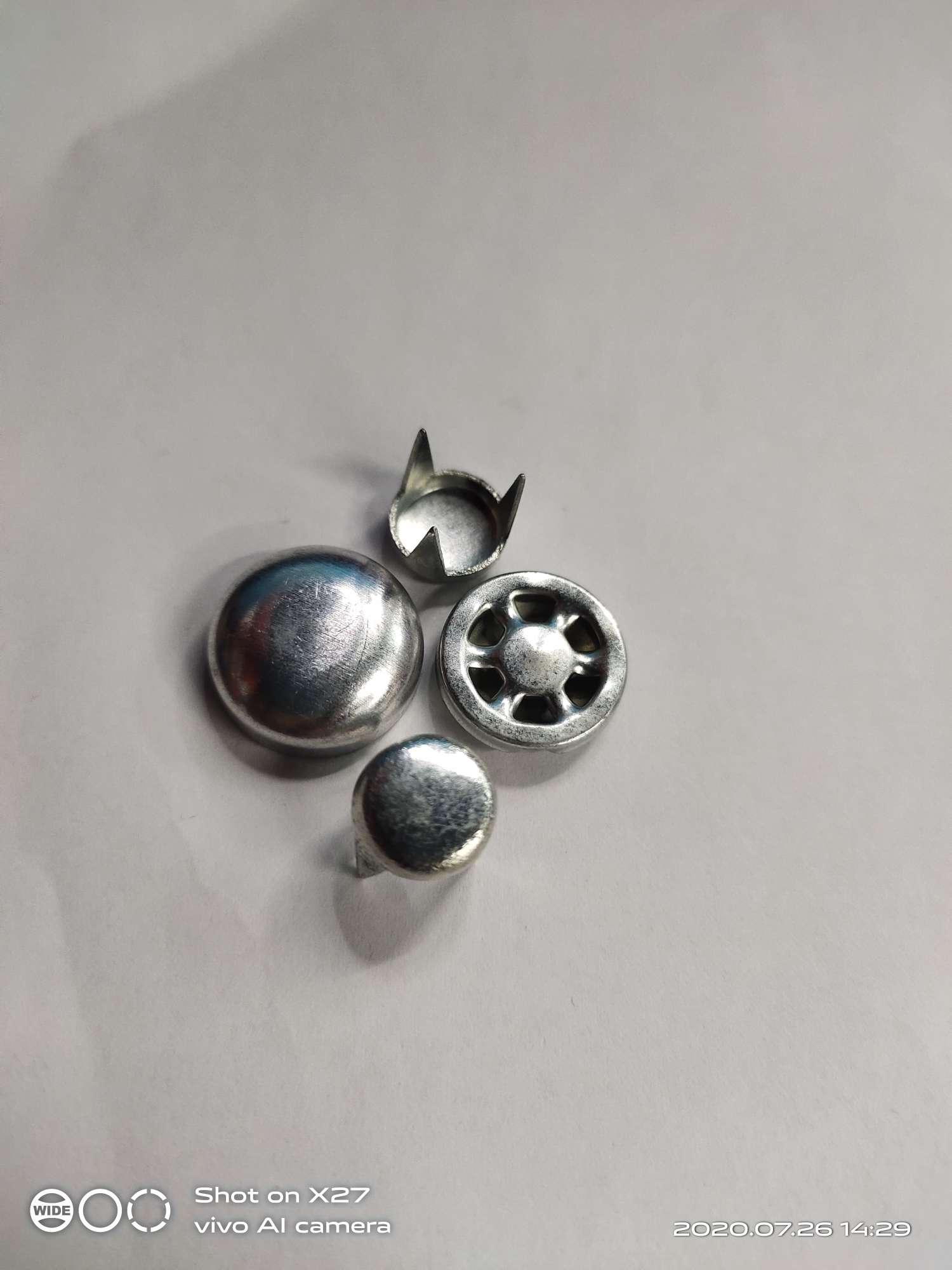 We produce and sell various types of cap buttons and clothing accessories details Picture