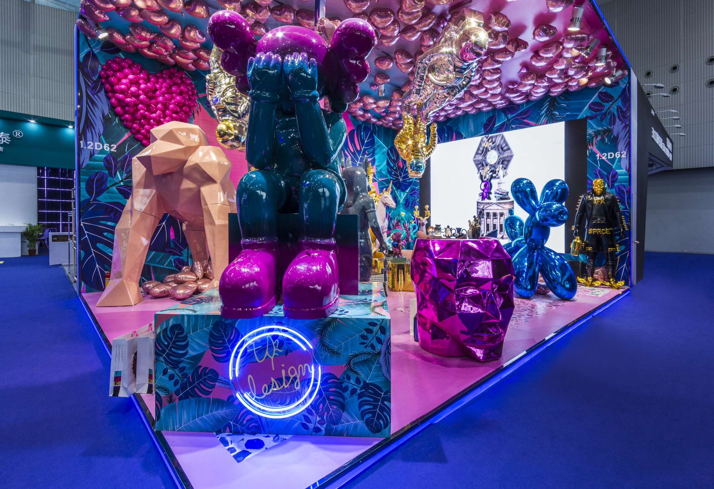 Sitting face-covering cartoon characters + large and small bases, height 220*100*140, large base 120*70*140, small base 58*60*100 Application Scenario