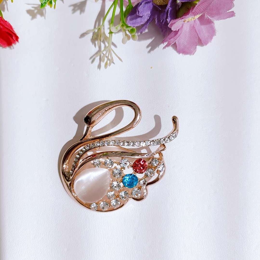 Fashionable Korean-style brooches, pearl ins brooches, silk scarf buttons, high-end cartoon anti-glare buttons, corsages, clothing accessories Application Scenario