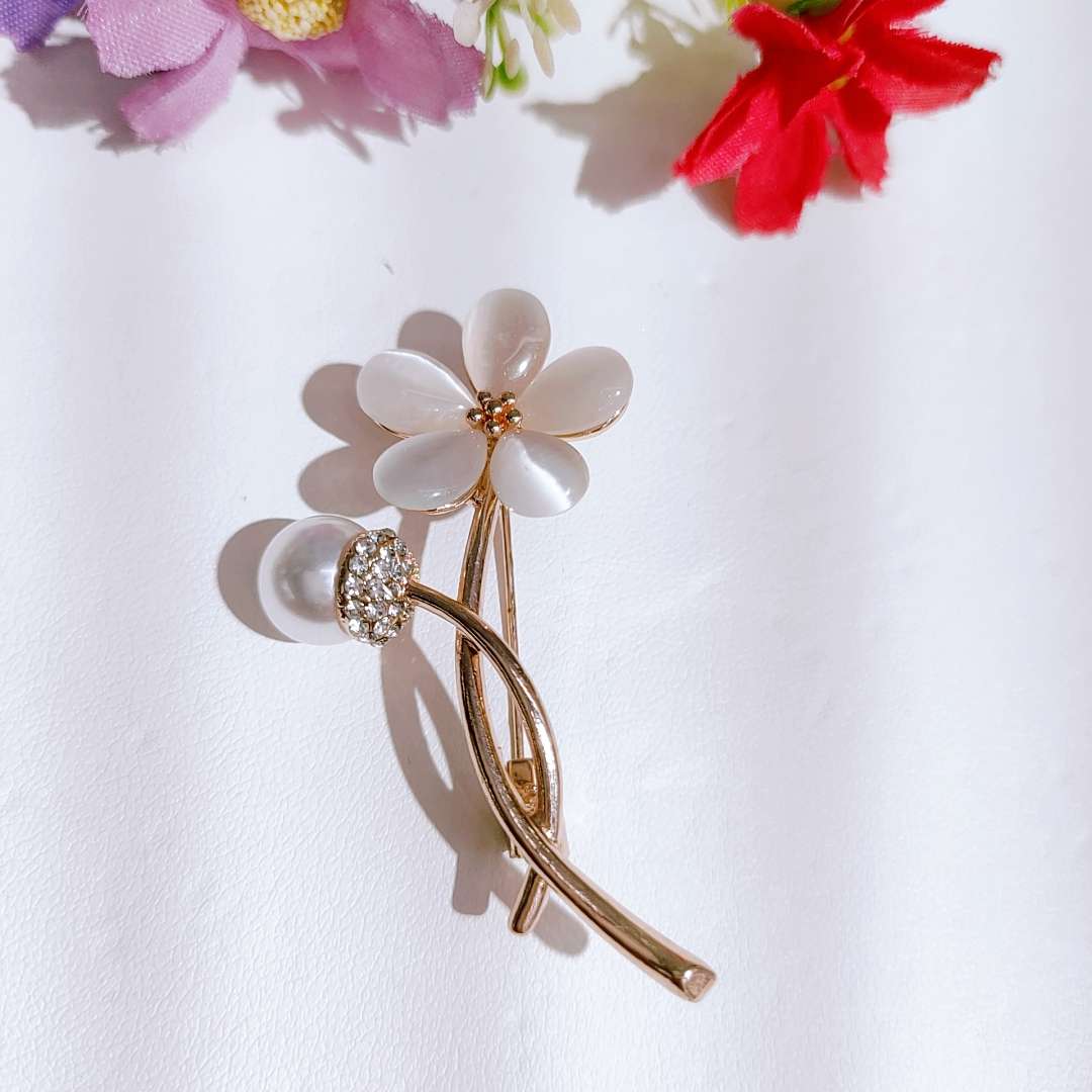 Fashionable Korean-style brooches, pearl ins brooches, silk scarf buttons, high-end cartoon anti-glare buttons, corsages, clothing accessories undefined
