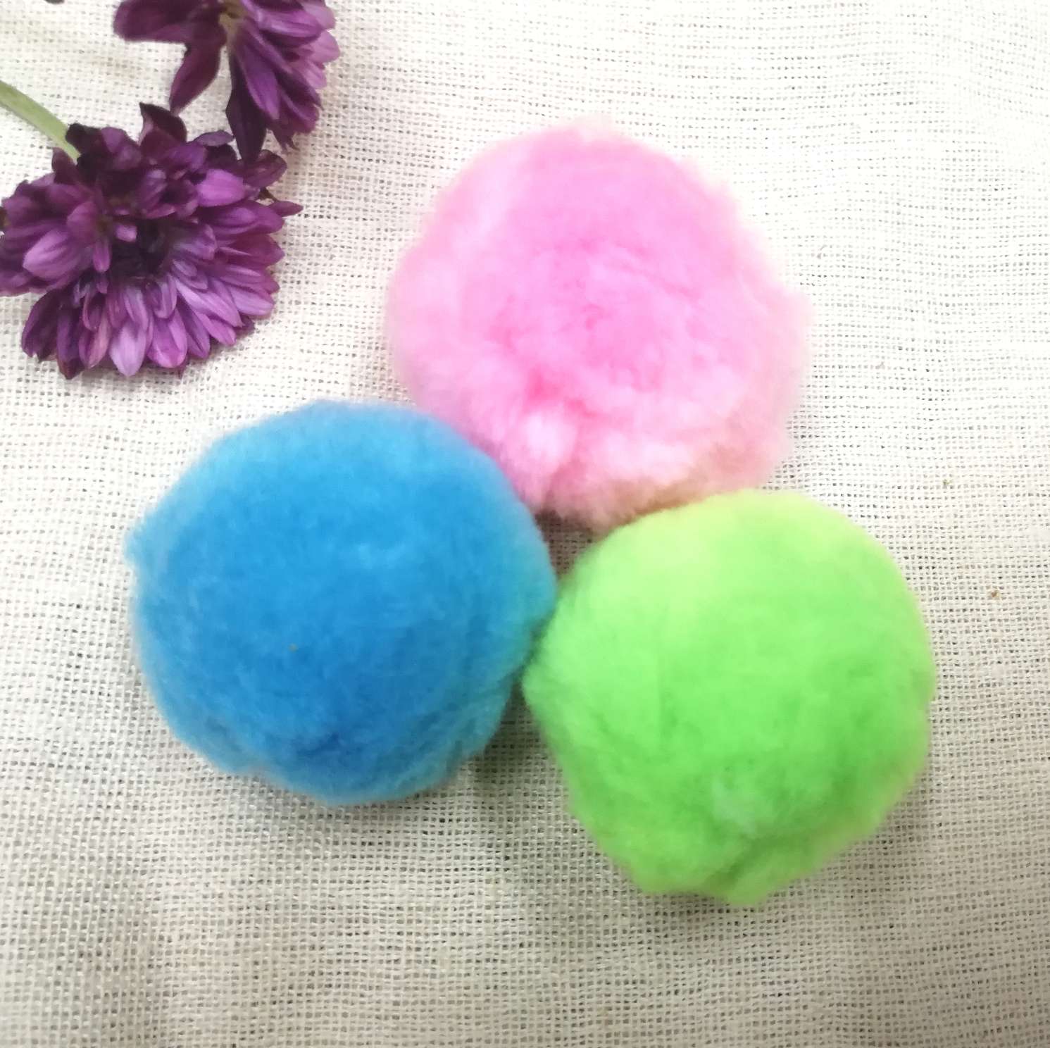 彩色郁金香毛绒配件/缝纫机配件/高弹毛球5厘米/鸡毛羽毛/眼睛细节图