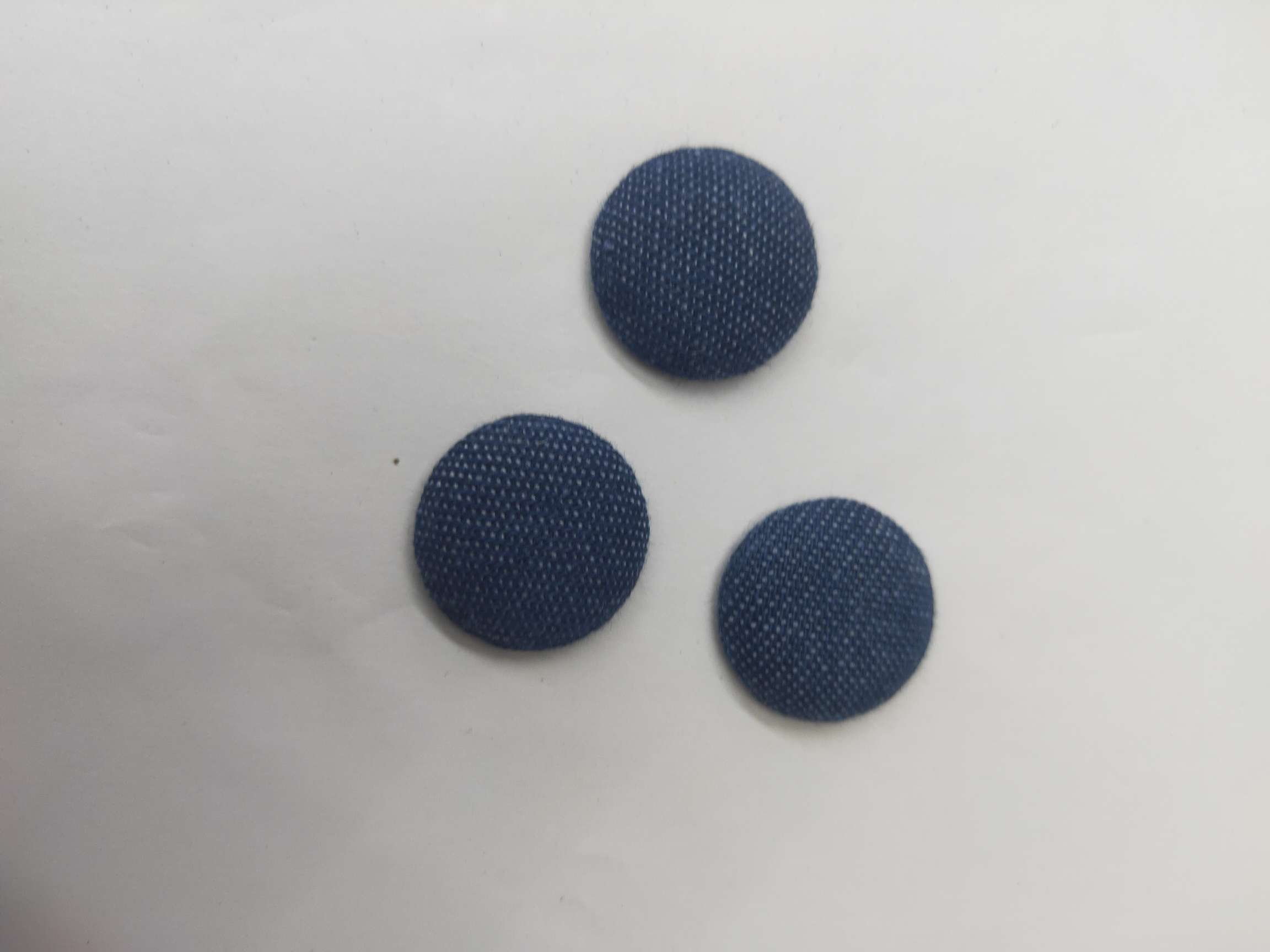 蓝色椭圆形包布纽扣，客户也可以提供布料加工定制
