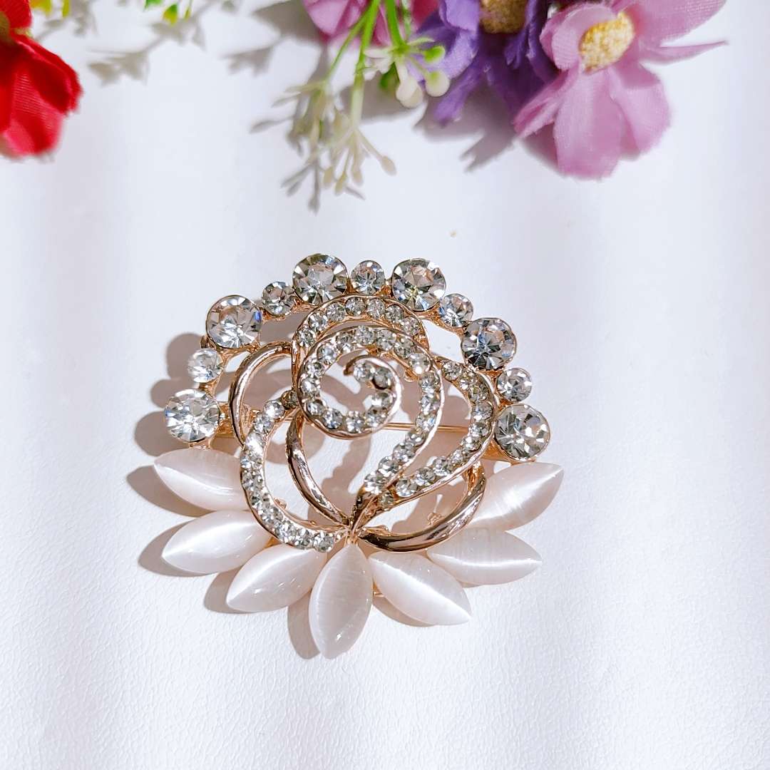 Fashionable Korean-style brooches, pearl ins brooches, silk scarf buttons, high-end cartoon anti-glare buttons, corsages, clothing accessories undefined