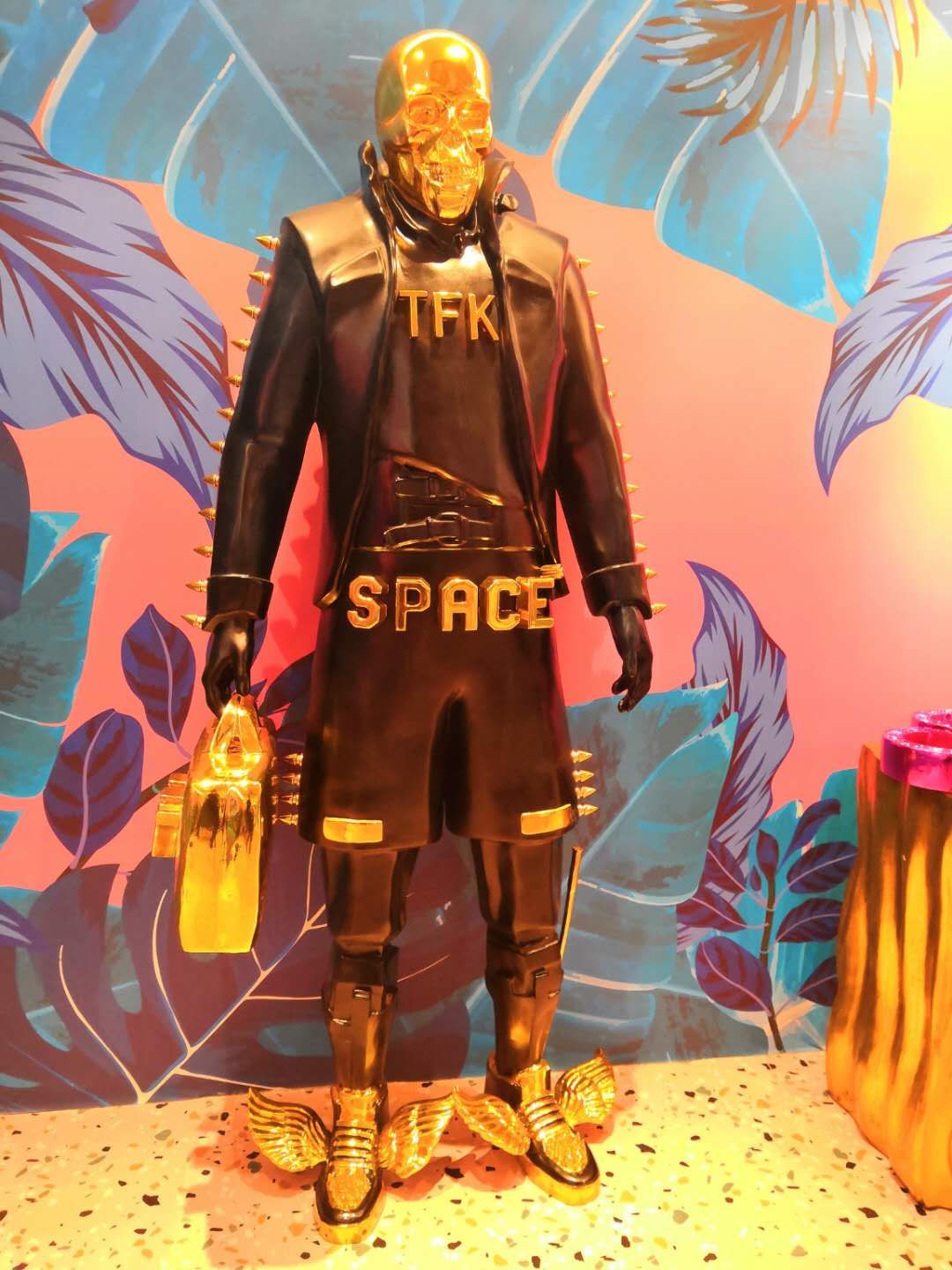 The golden electroplated skeleton figure is 220*100*140 in height details Picture