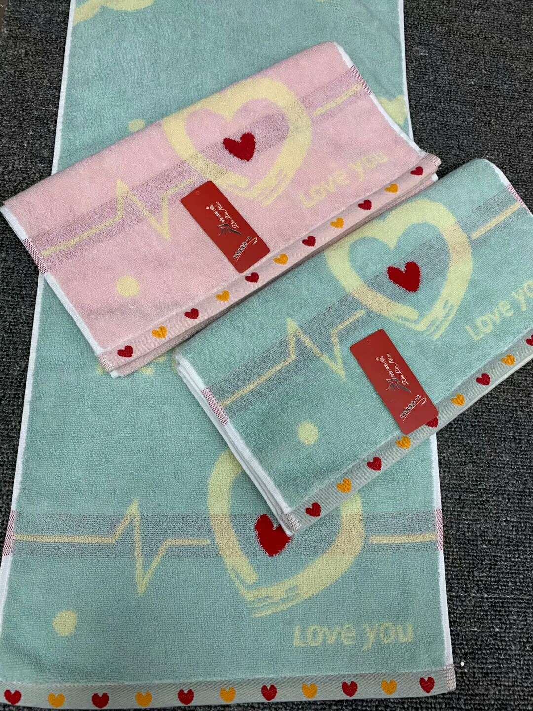 A 35*75cm cute electrocardiogram in two colors can be mixed into a pack of all-cotton towels