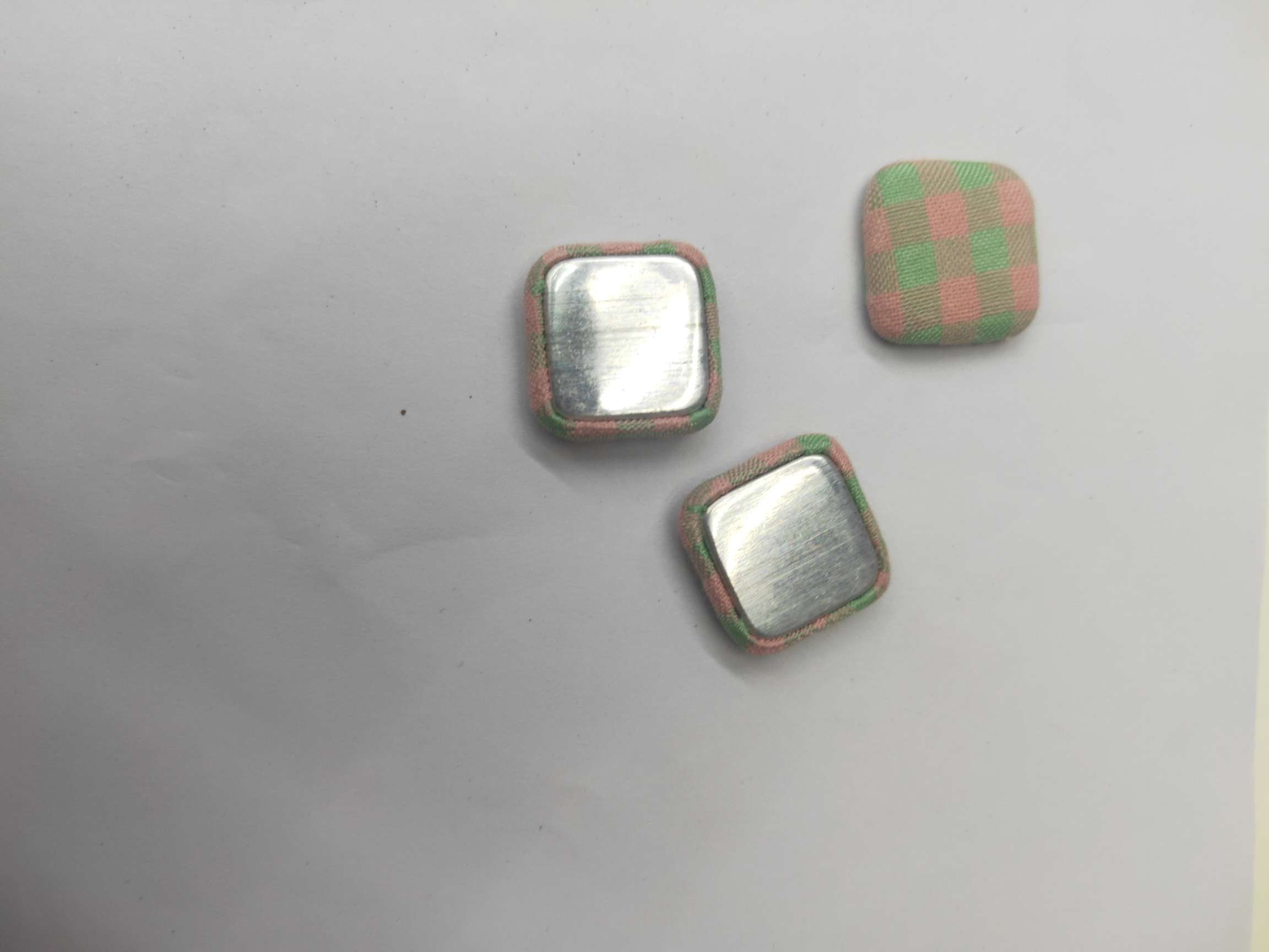 正方形粉色条纹包布纽扣细节图