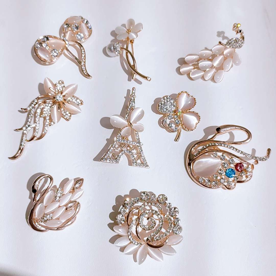 Fashionable Korean-style brooches, pearl ins brooches, silk scarf buttons, high-end cartoon anti-glare buttons, corsages, clothing accessories