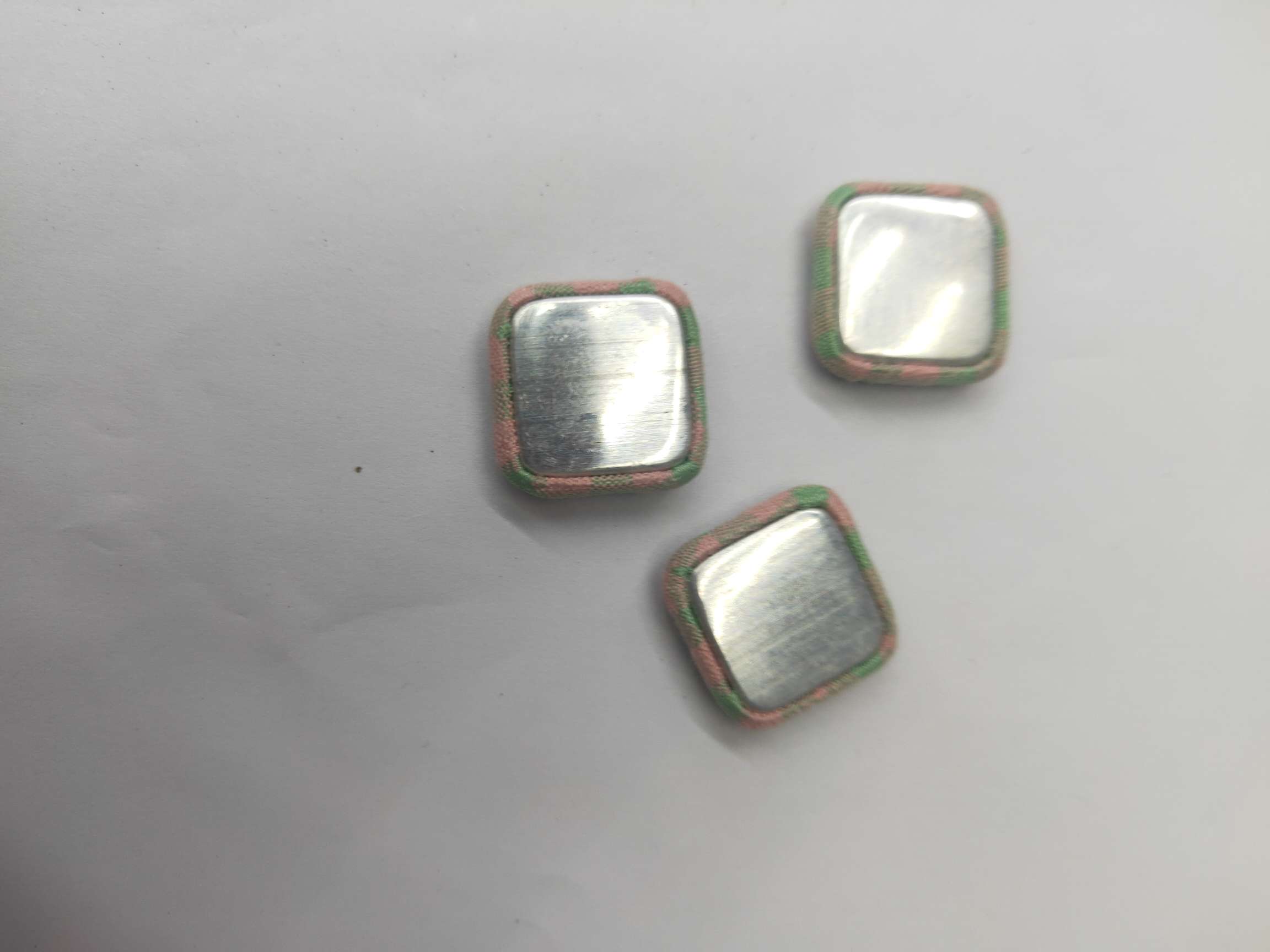 正方形粉色条纹包布纽扣产品图