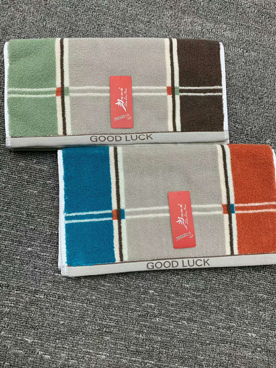 The 35*75cm color three-color horizontal and vertical stripes can be mixed into one pack of all-cotton towels in two colors