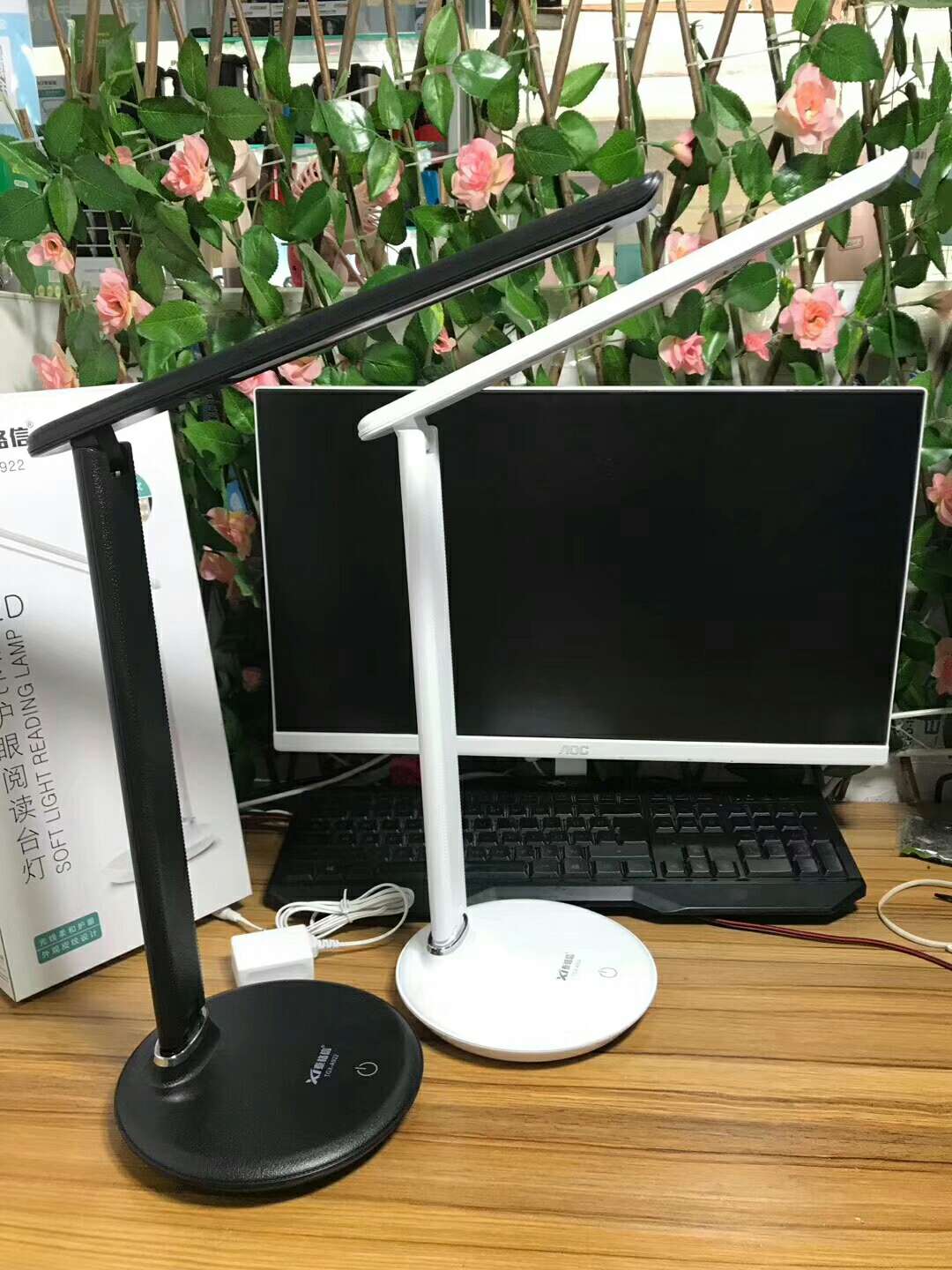 Tgx-a922 LED soft light eye-protecting Reading Desk Lamp with imitation leather texture and National A-level details Picture