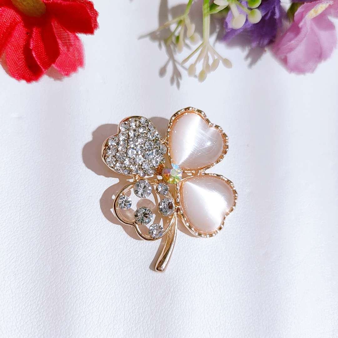 Fashionable Korean-style brooches, pearl ins brooches, silk scarf buttons, high-end cartoon anti-glare buttons, corsages, clothing accessories Item Picture
