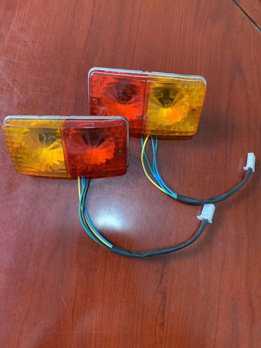 电动三轮车三节后尾灯产品图