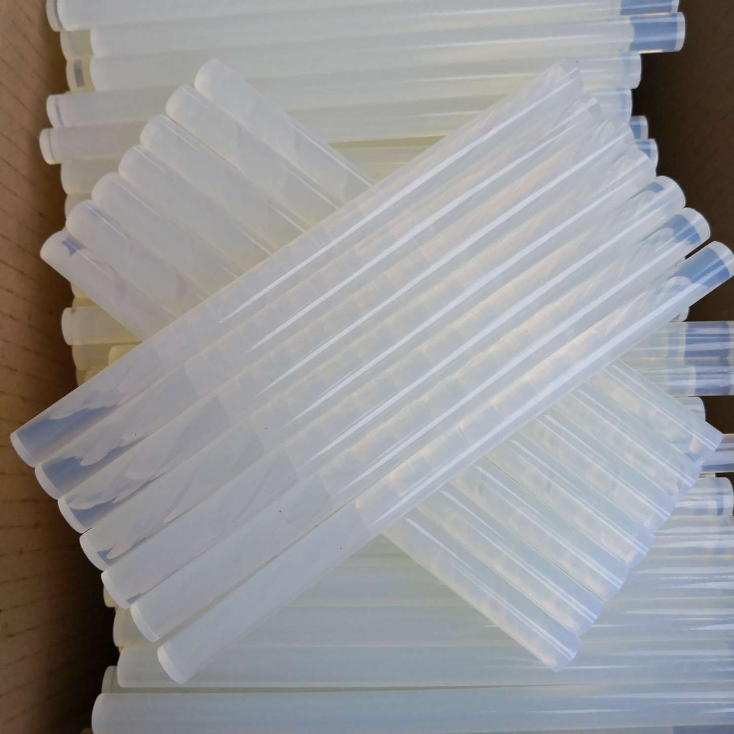 Hot melt glue sticks, high-viscosity glue sticks, fine glue diameter 7 millimeters, thick glue diameter 11 millimeters, length 18.5 centimeters, each piece weighs 11 kilograms