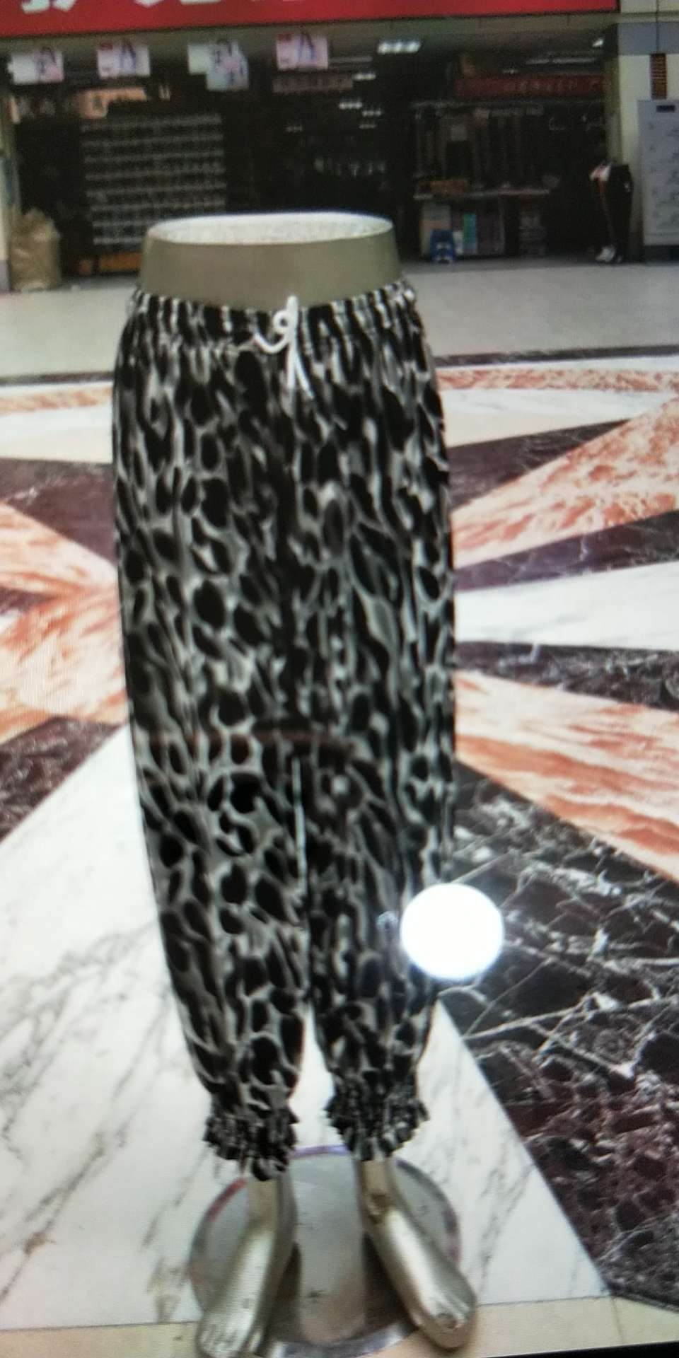 Fashionable baggy pants details Picture