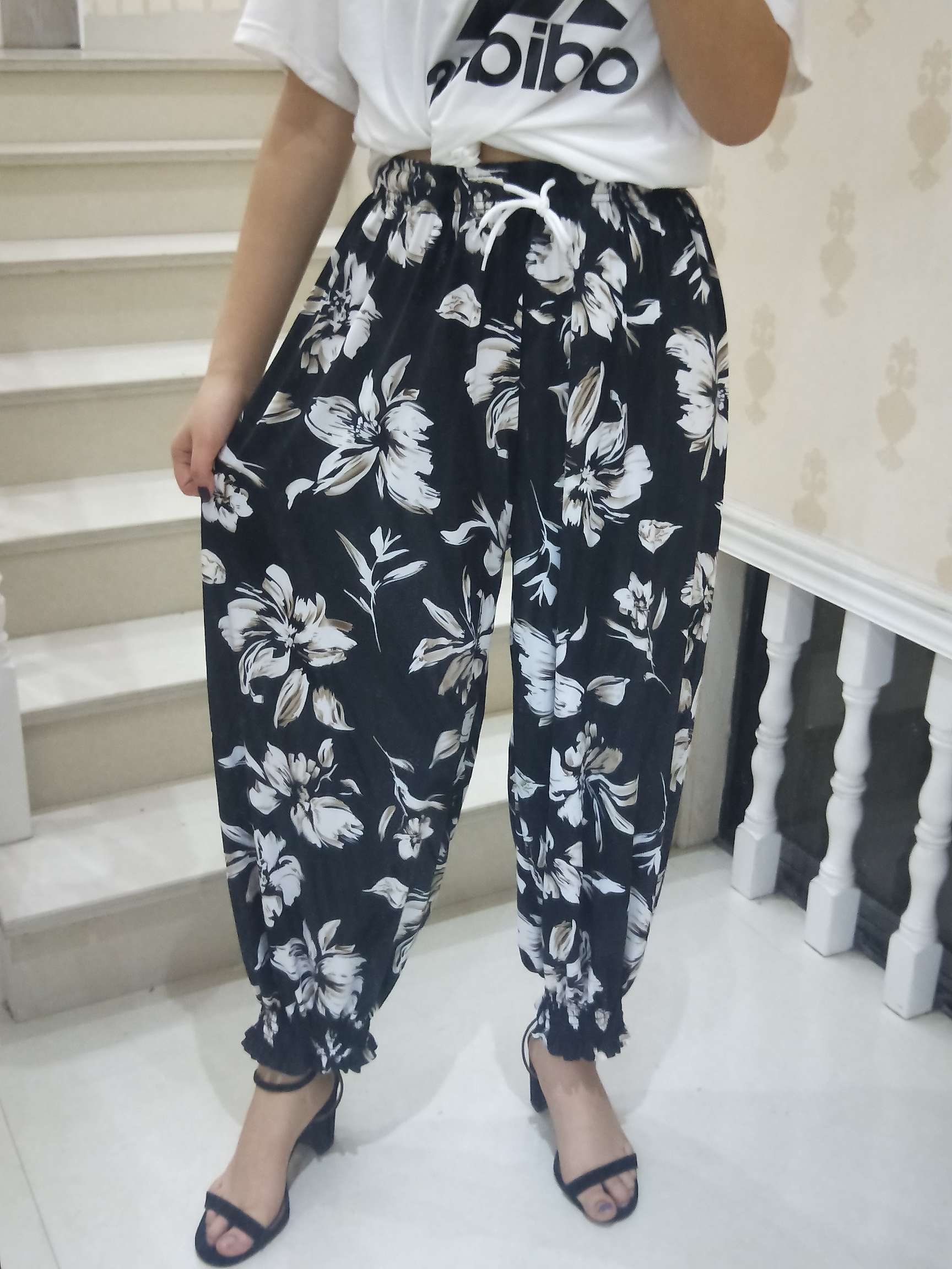 Fashionable baggy pants