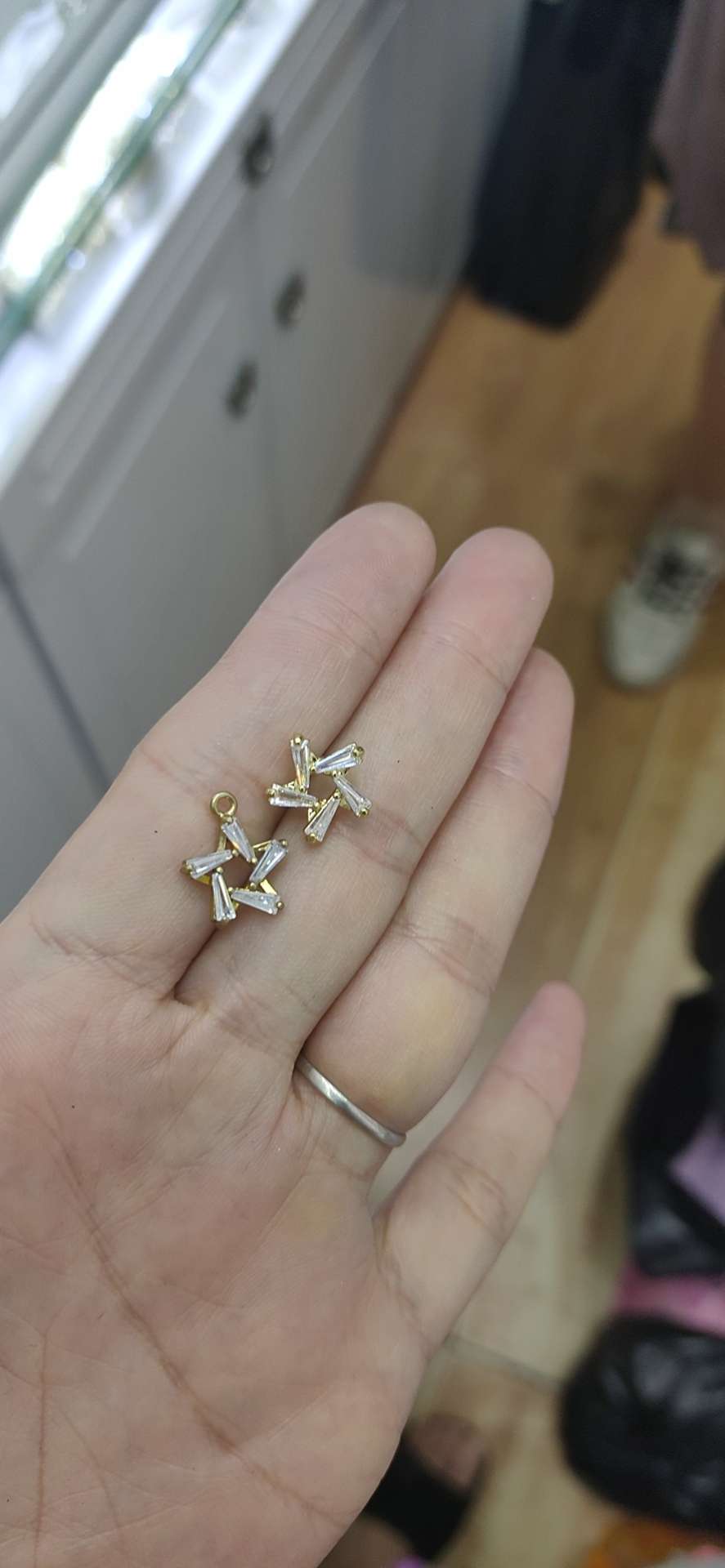 earrings thumbnail