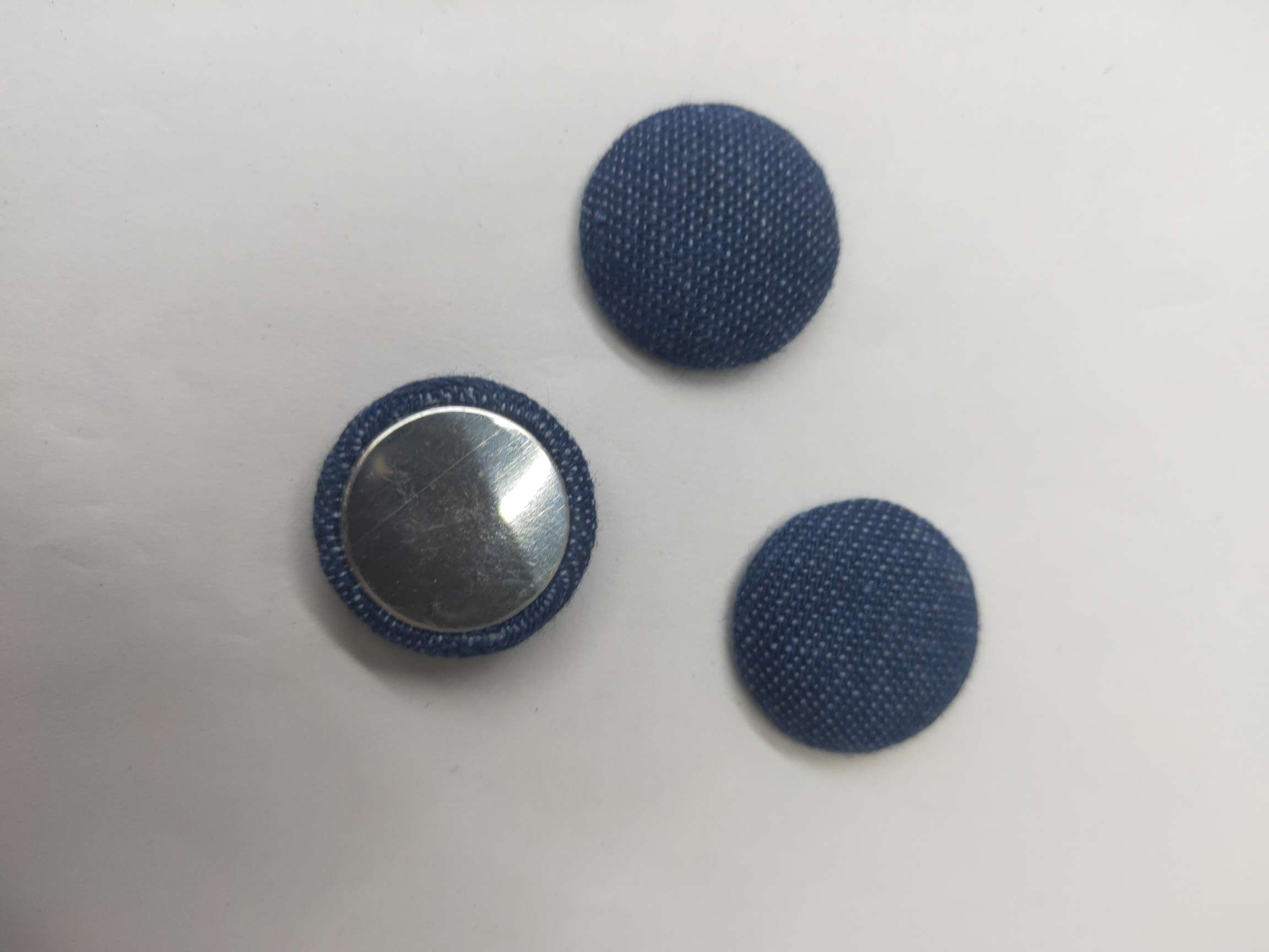 蓝色椭圆形包布纽扣，客户也可以提供布料加工定制产品图