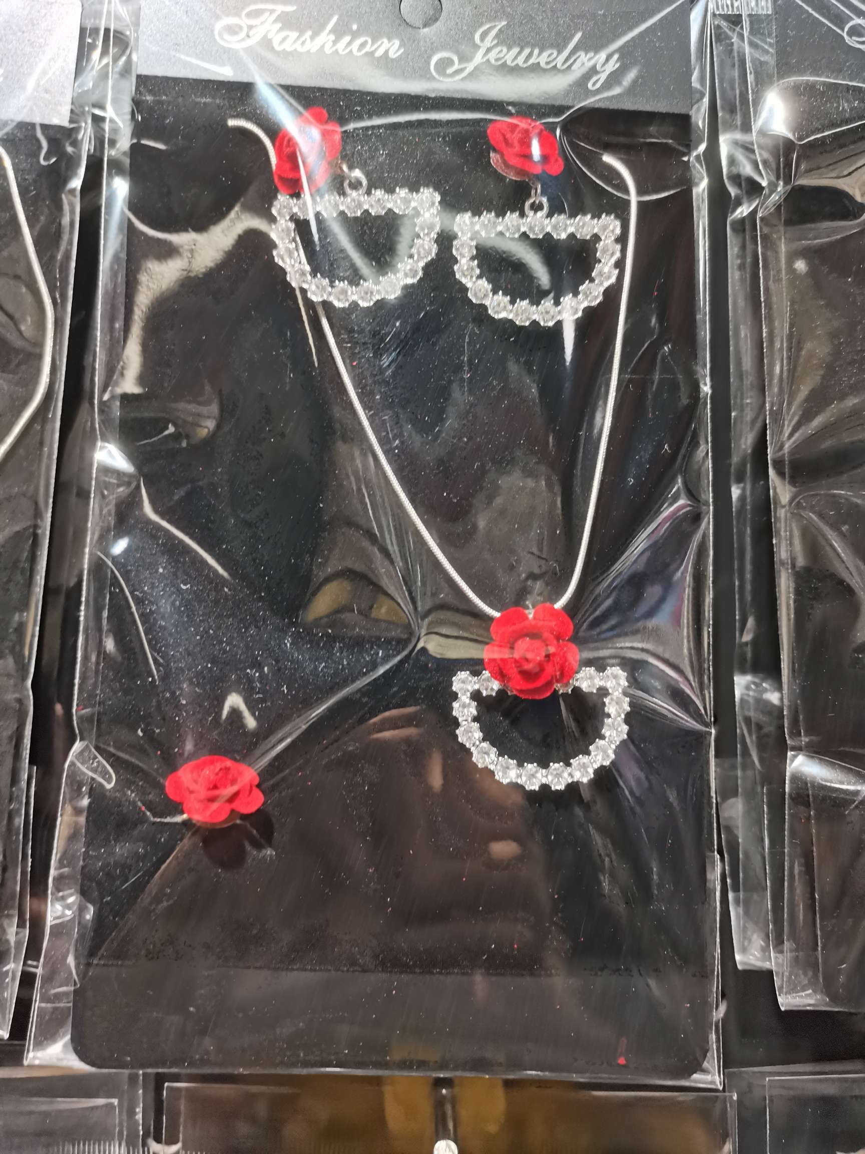A 3-piece flower chain set