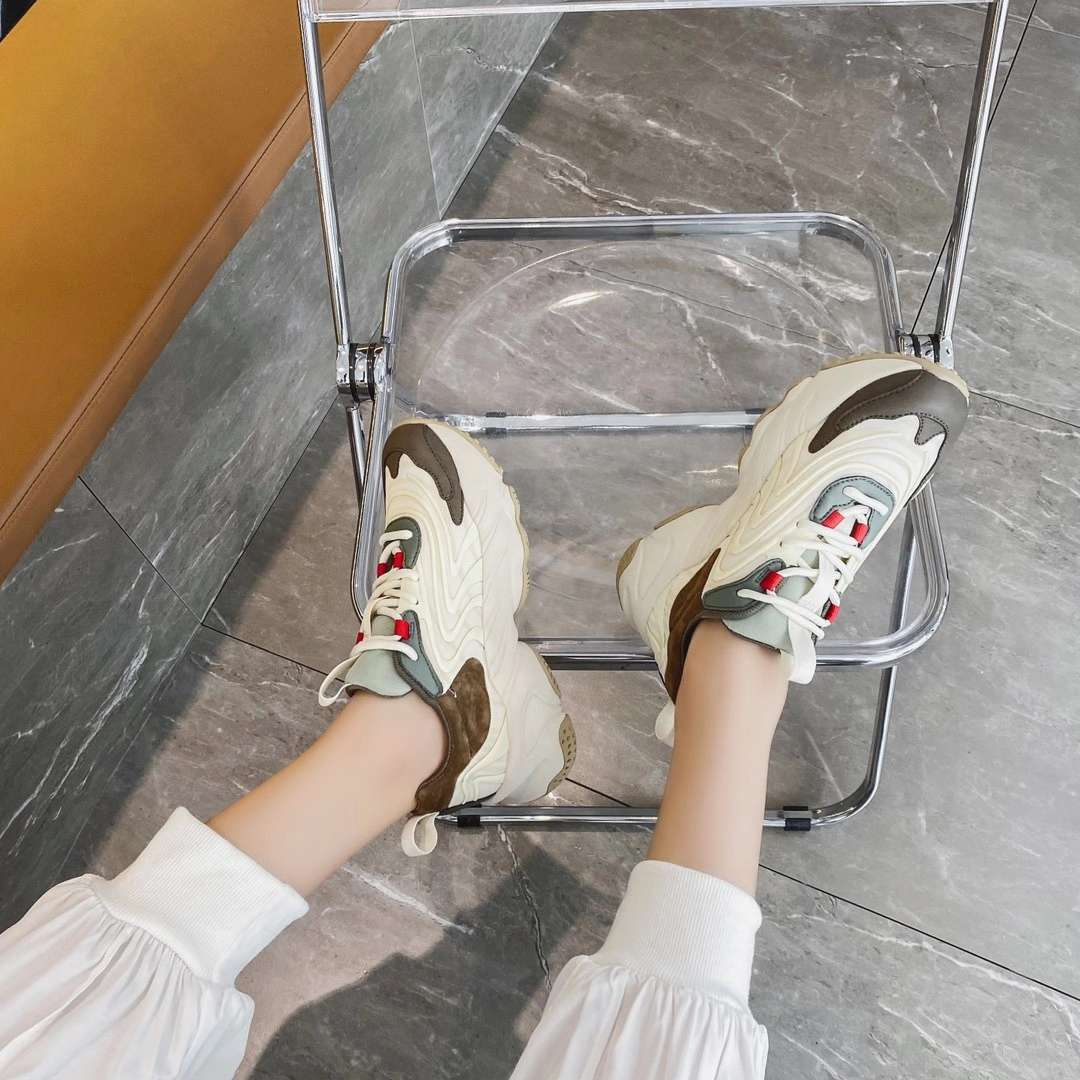 女运动鞋
