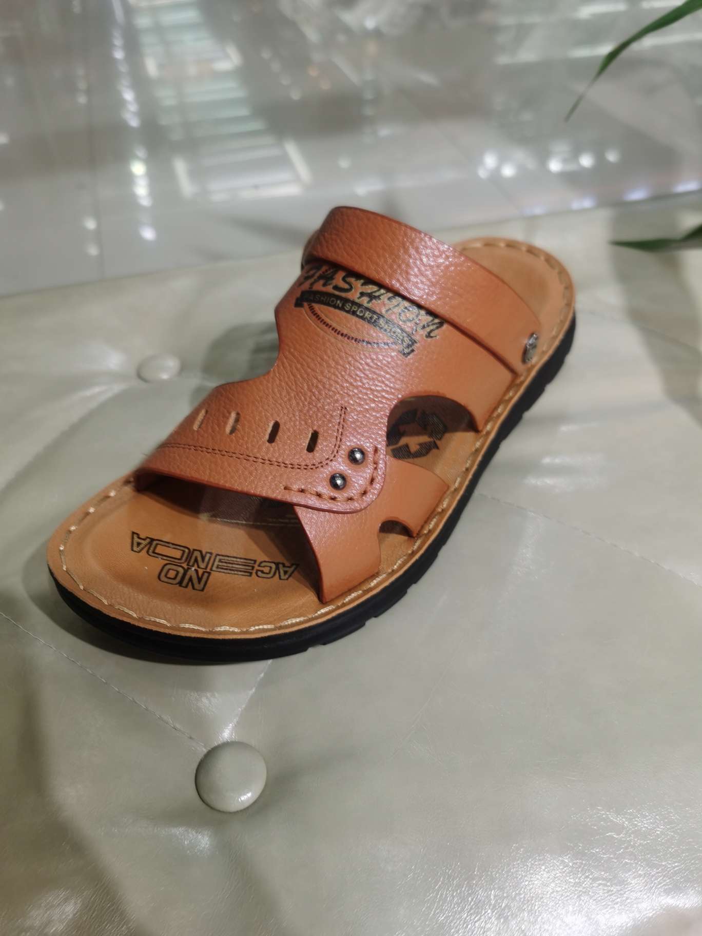 Wholesale 2022 Summer Men's Leather Casual Non-Slip Beach Shoes Men 208 Beach Shoes Soft Sole Head Layer Cowhide Middle-Aged Slippers details Picture