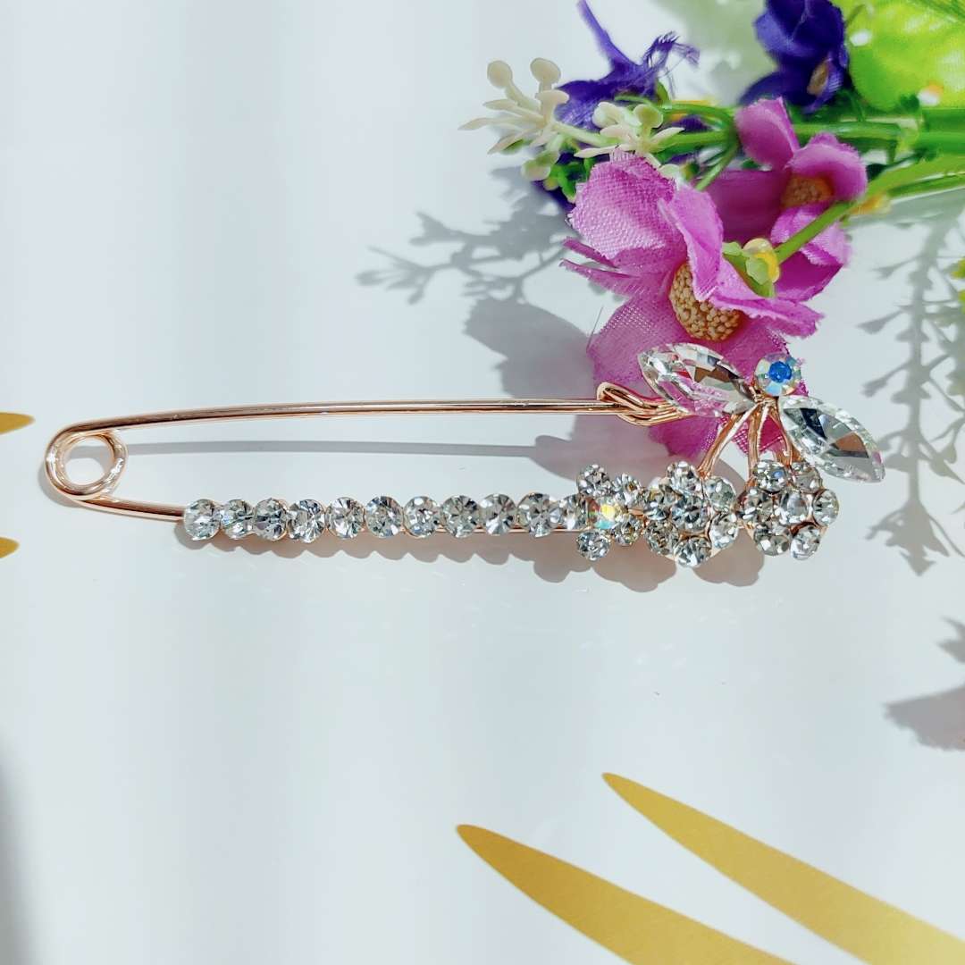 Brooch, women's corsage accessory, crystal imitation coat pin, fashionable and versatile, Korean luxury and grandeur Application Scenario