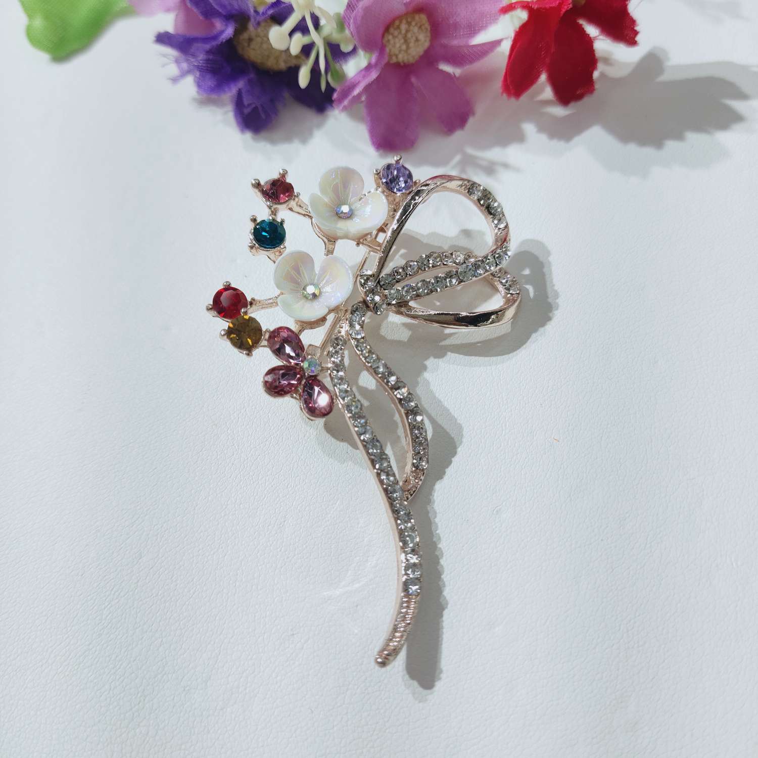 High-end Korean version diamond-encrusted cartoon ins pearl rainbow brooch Sunflower brooch anti-glare clothing accessories details Picture