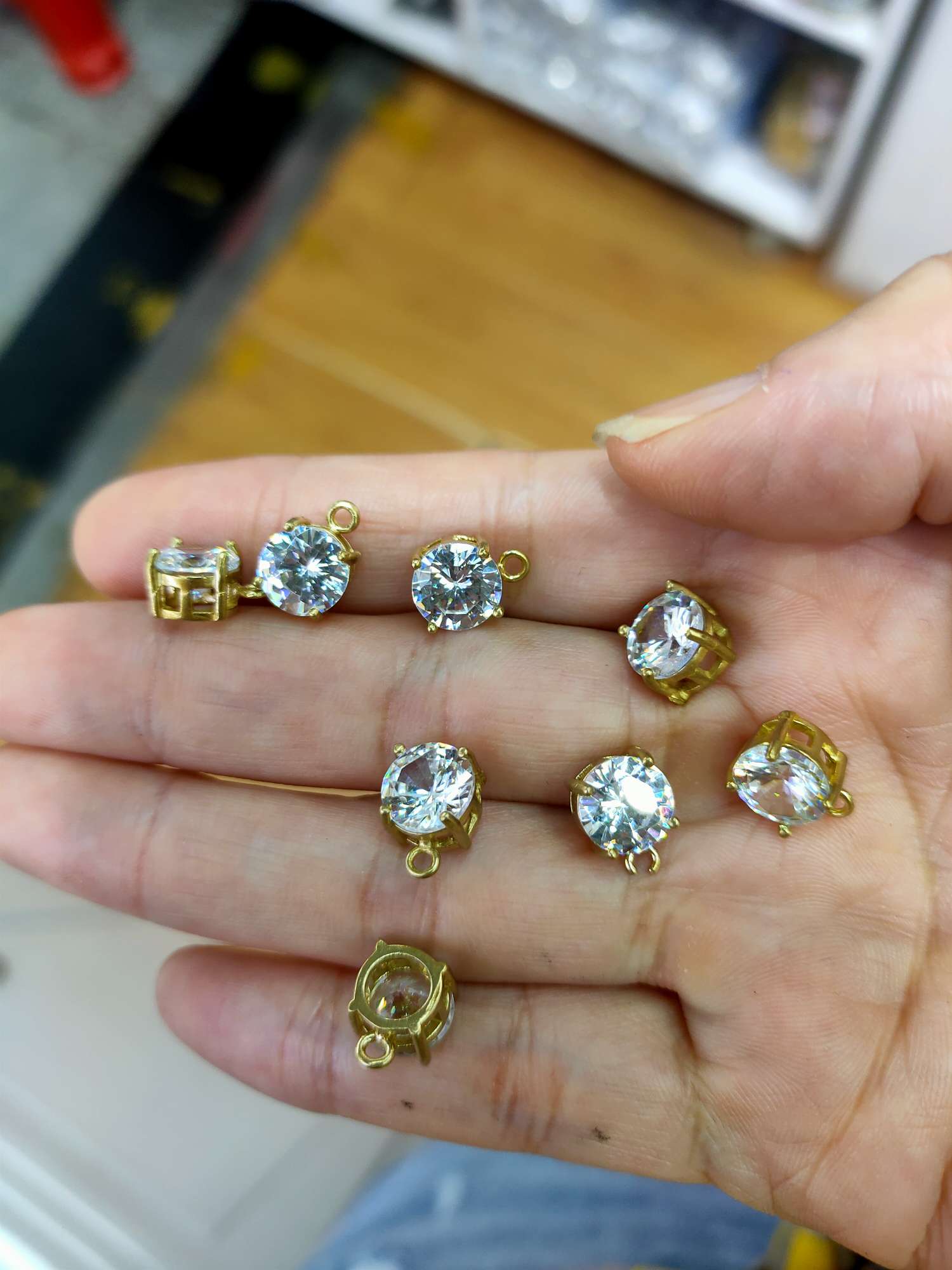Four-pronged pendant