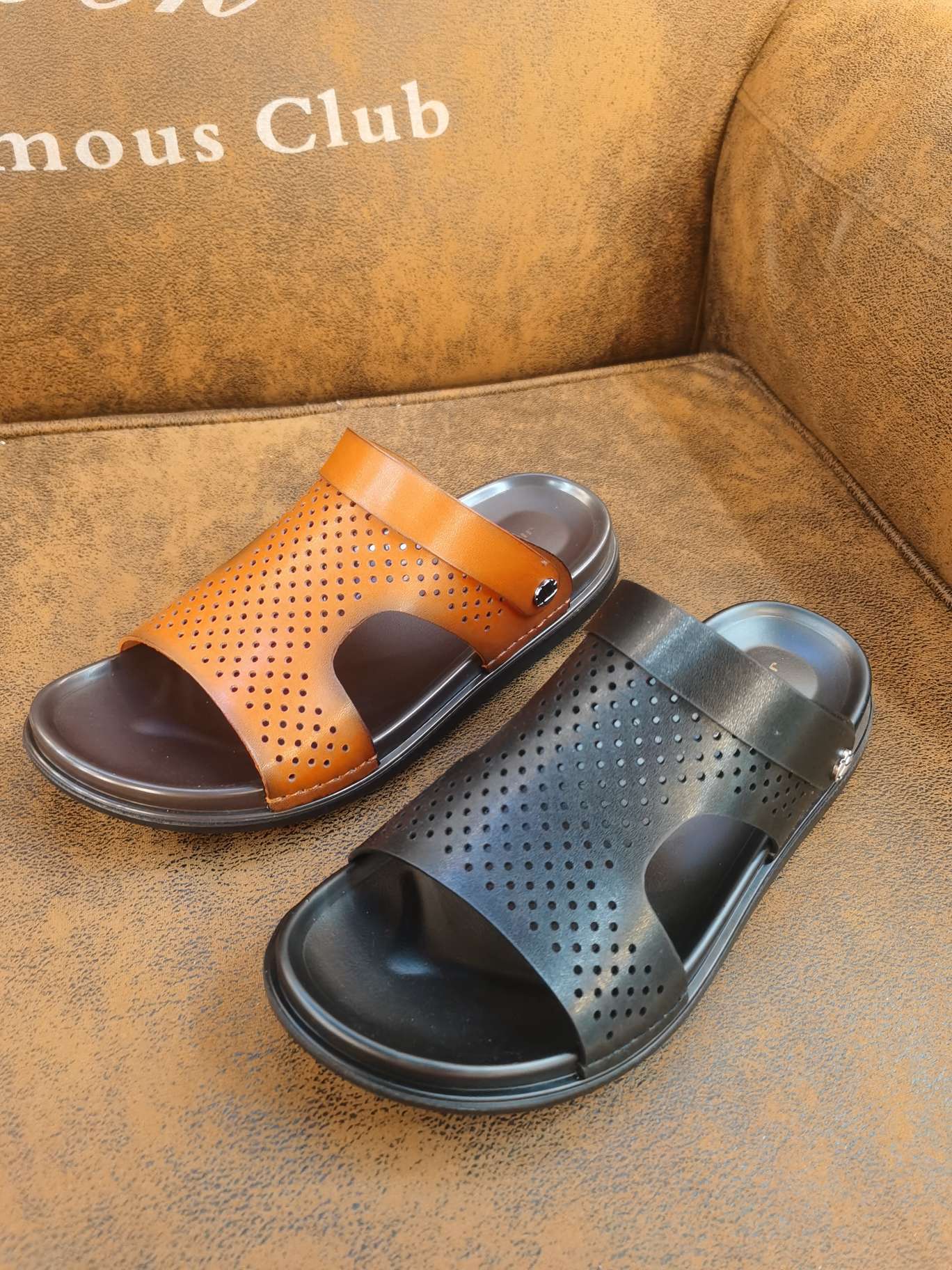 Wholesale 2022 Summer Men's Leather Casual Non-Slip Beach Shoes Men 2870 Beach Shoes Soft Sole Head Layer Cowhide Middle-Aged Slippers