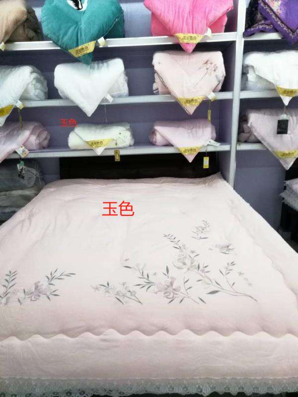 Ye Huimei's embroidered lace quilt Item Picture