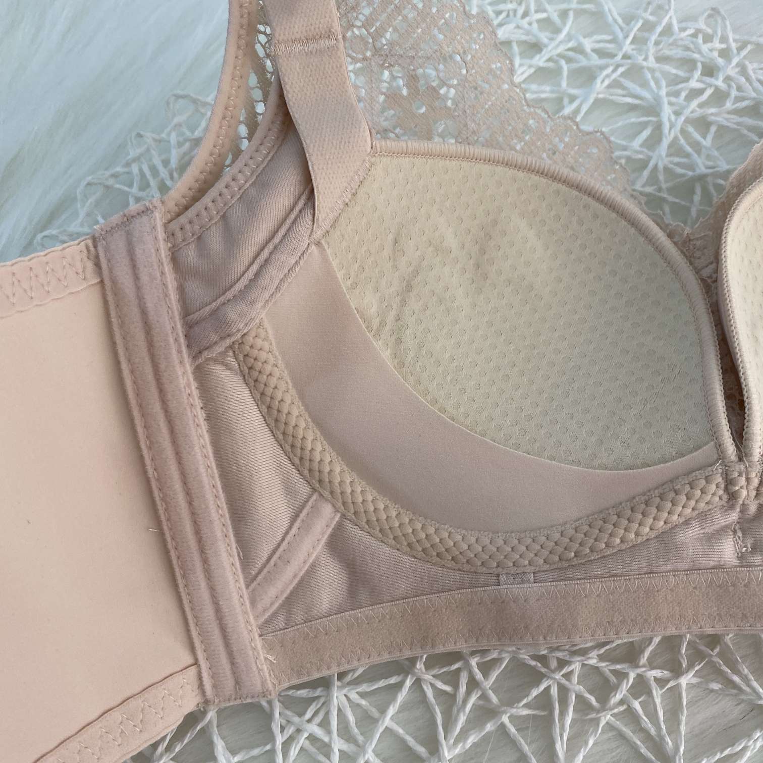 738#天然乳胶Q弹柔软四排四扣立体杯型上托
聚拢（10件起批）白底实物图