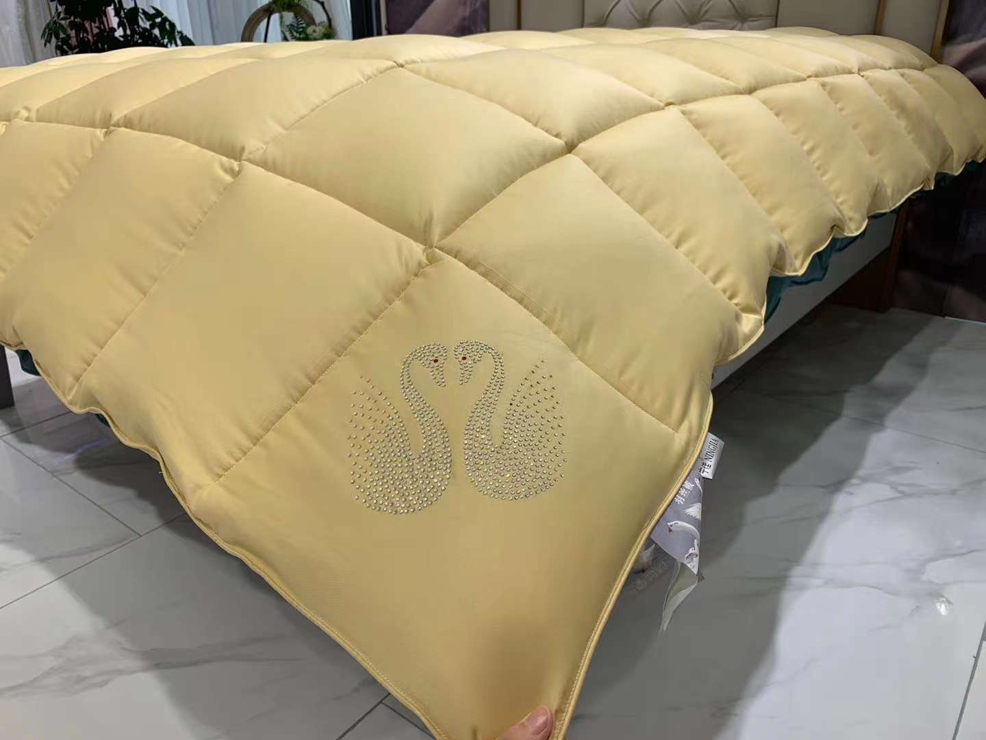 Solid-color embossed diamond feather velvet quilt details Picture