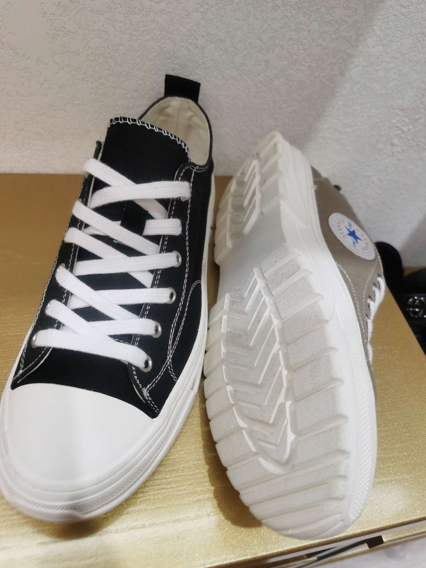 fu junfang canvas shoes, walking with youth