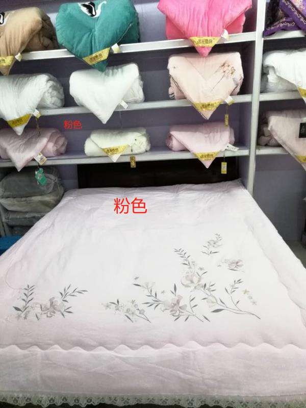 Ye Huimei's embroidered lace quilt undefined