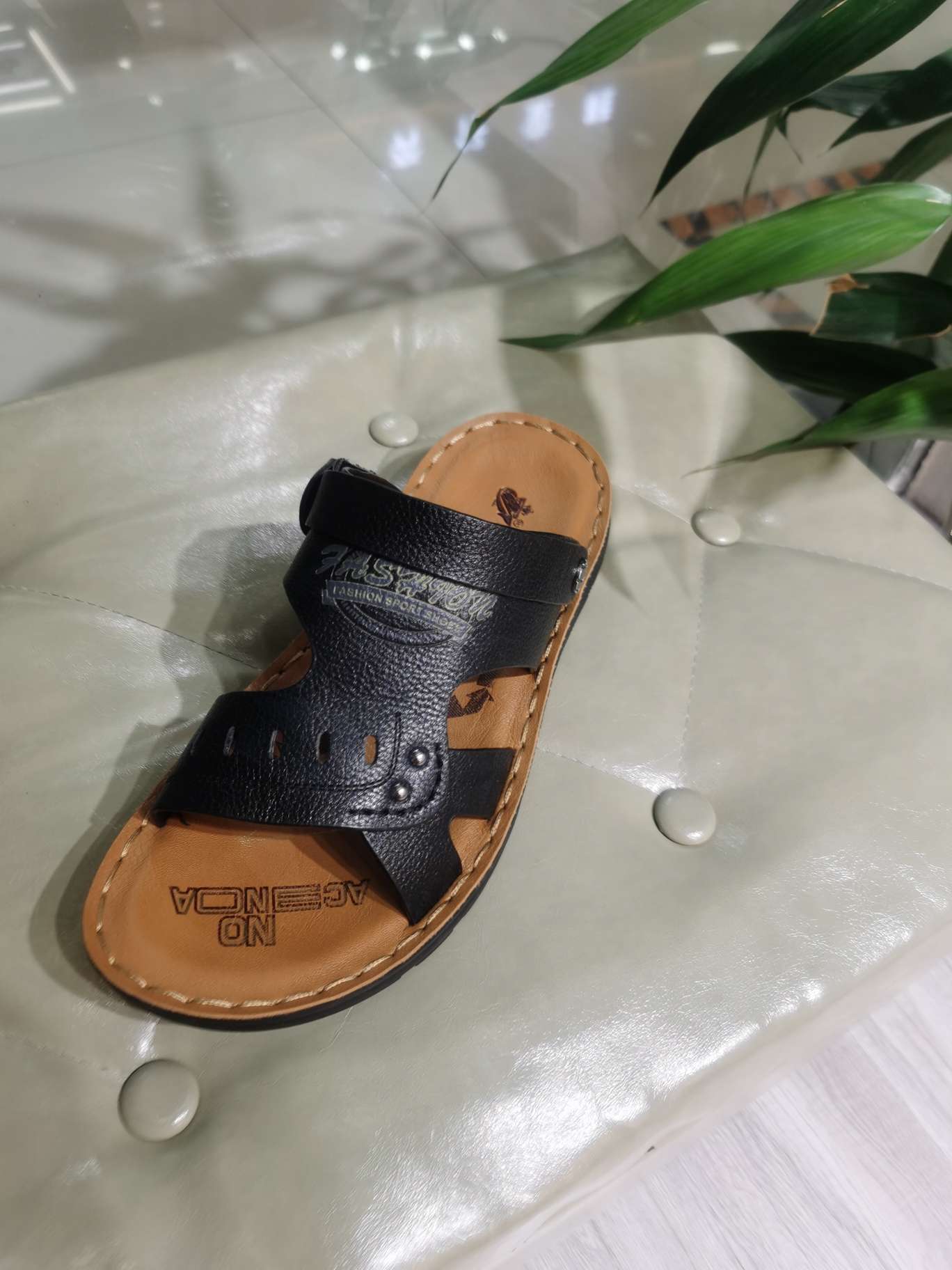 Wholesale 2022 Summer Men's Leather Casual Non-Slip Beach Shoes Men 208 Beach Shoes Soft Sole Head Layer Cowhide Middle-Aged Slippers Specification drawing