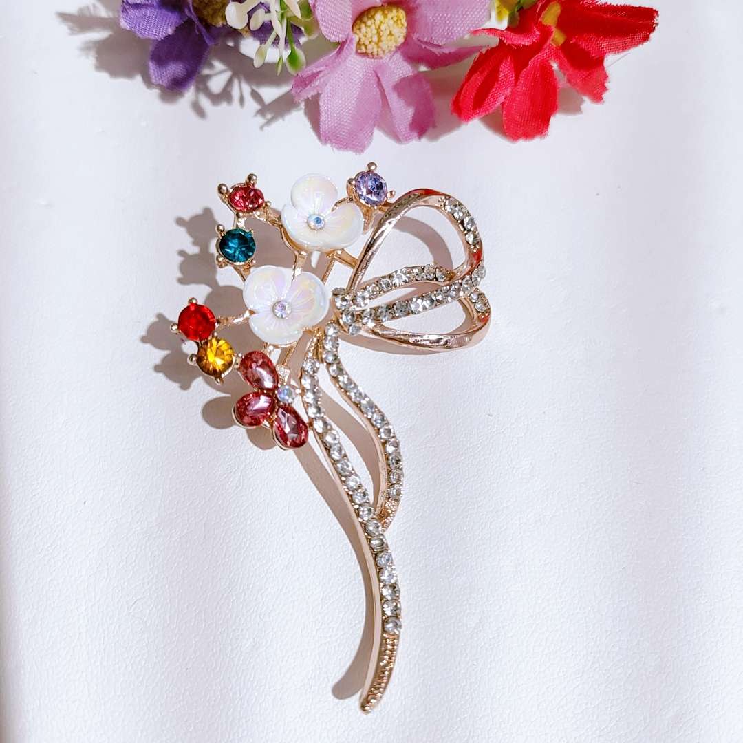 High-end Korean version diamond-encrusted cartoon ins pearl rainbow brooch Sunflower brooch anti-glare clothing accessories Application Scenario