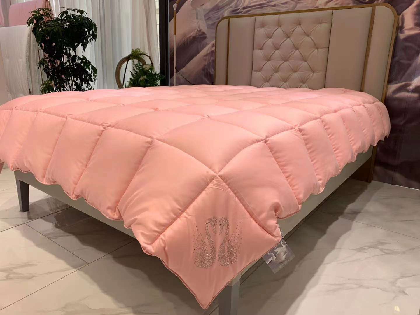 Solid-color embossed diamond feather velvet quilt Item Picture