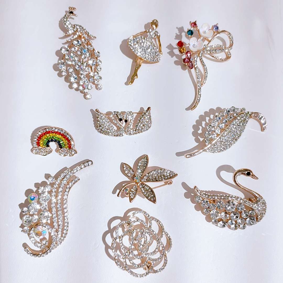 High-end Korean version diamond-encrusted cartoon ins pearl rainbow brooch Sunflower brooch anti-glare clothing accessories