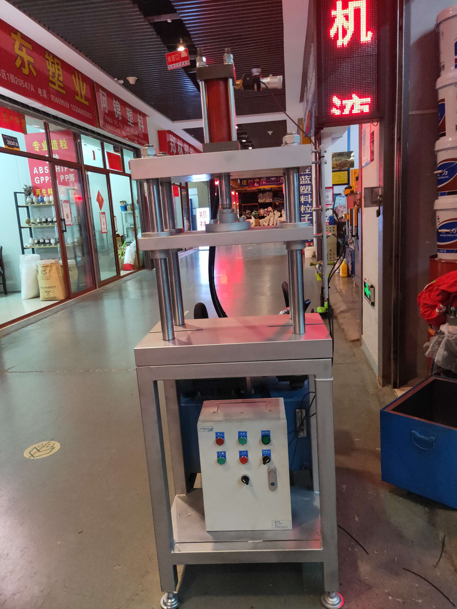 Bending hydraulic press