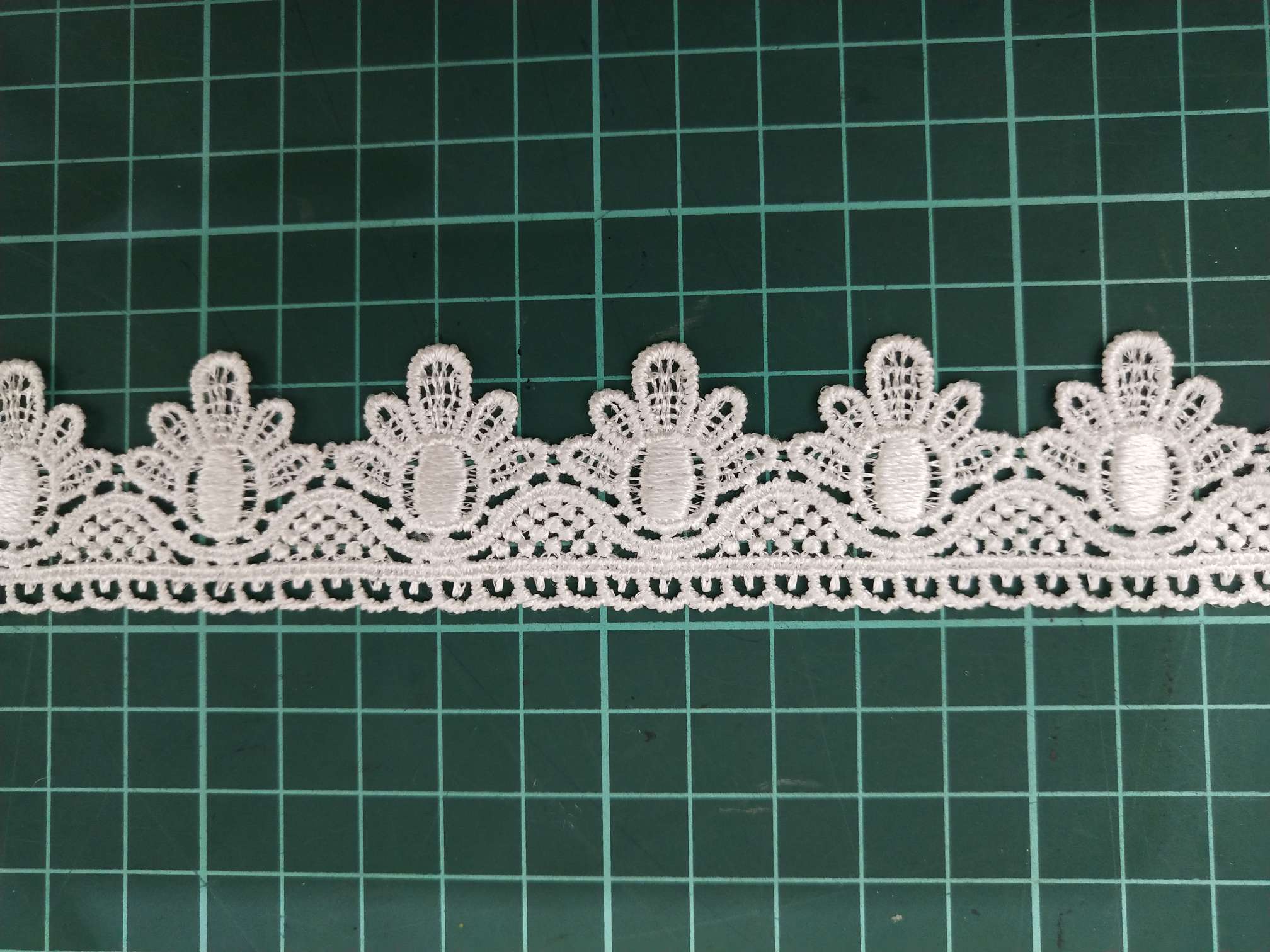 The new women's dress has water-soluble polyester barcode lace on the hem and cuffs