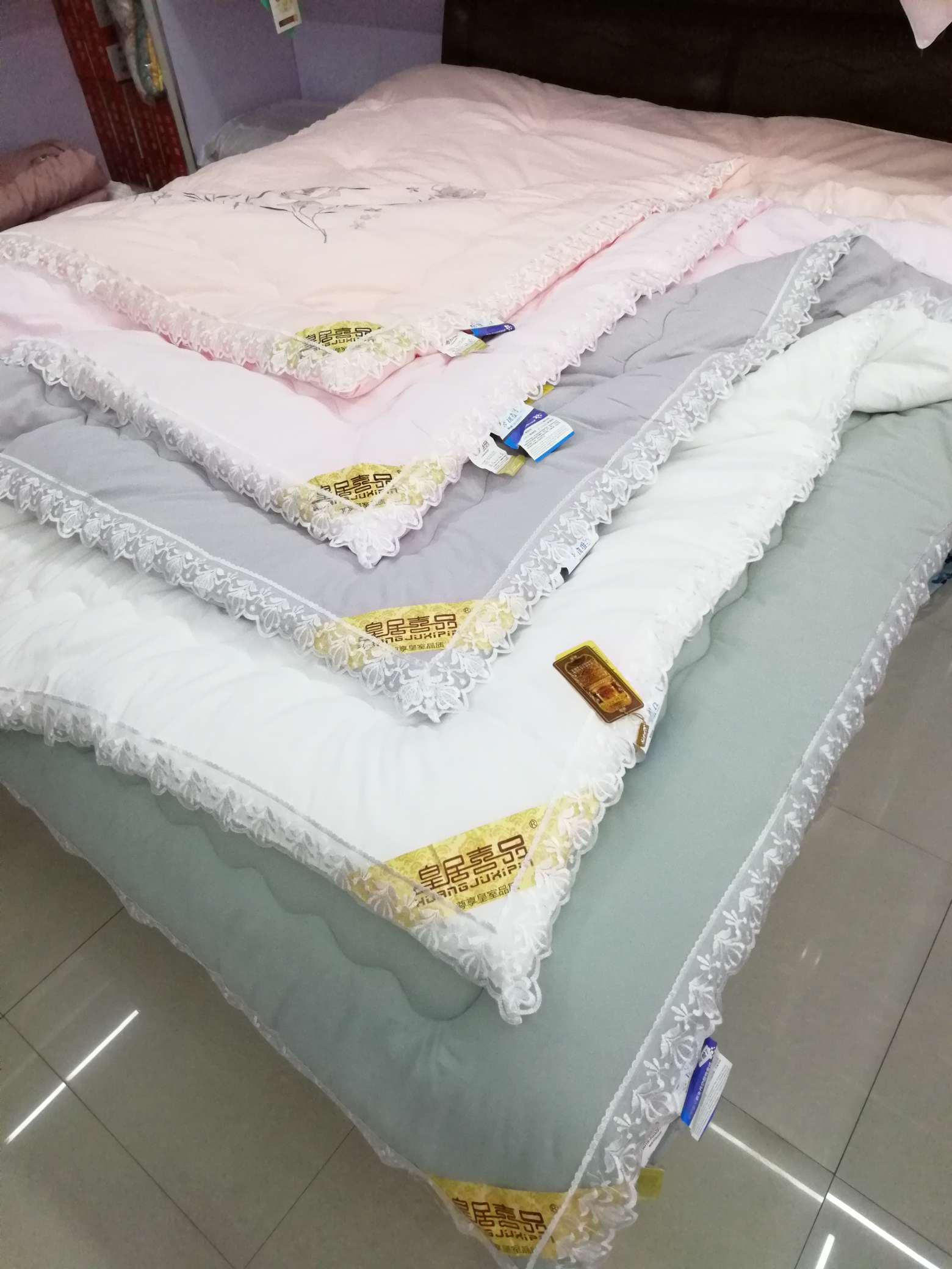 Ye Huimei's embroidered lace quilt undefined