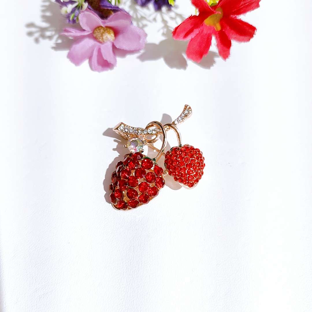 High-end Korean version diamond-encrusted glass cartoon ins fruit cute brooch Sunflower brooch anti-glare clothing accessories Application Scenario
