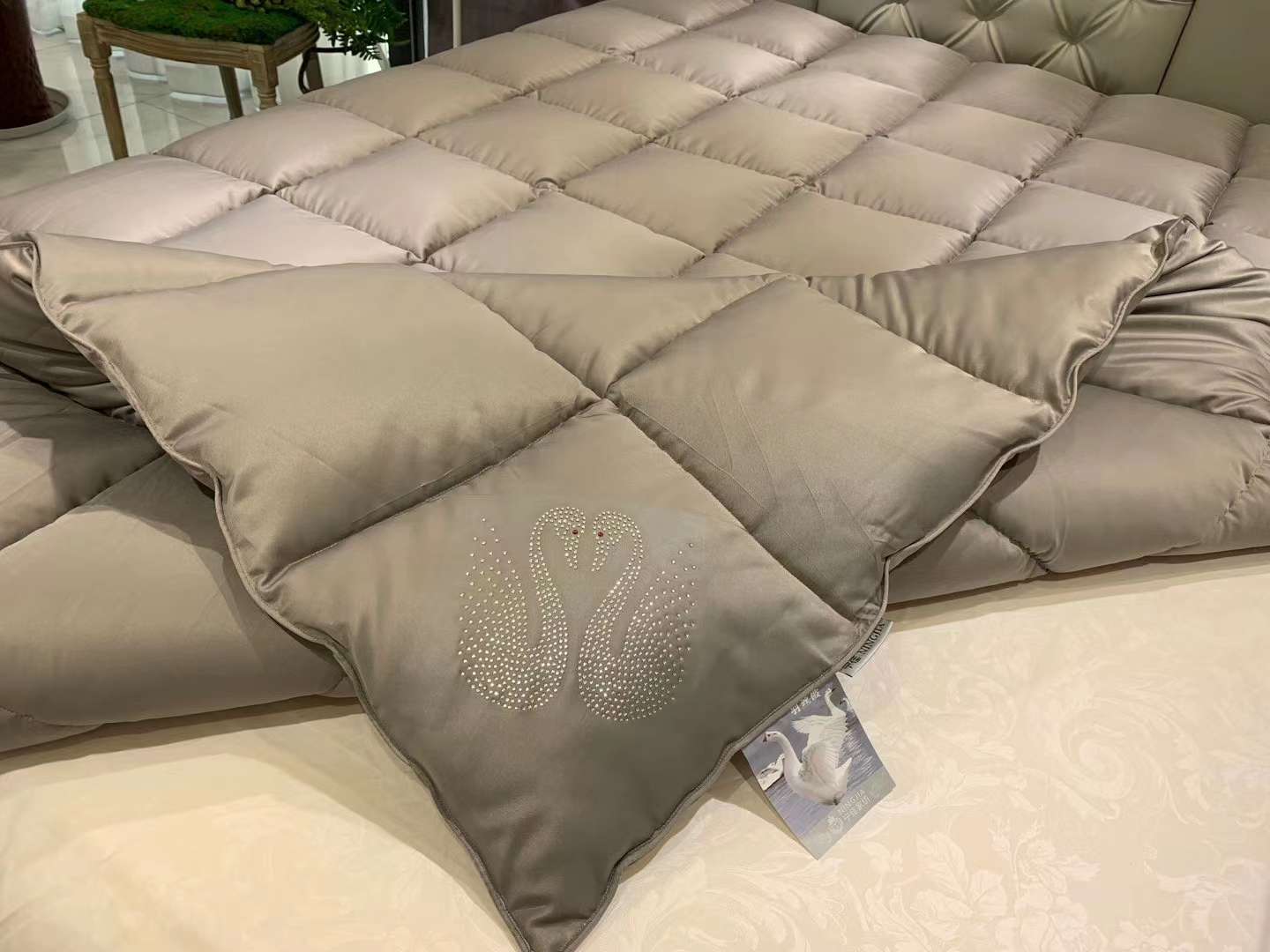 Solid-color embossed diamond feather velvet quilt undefined