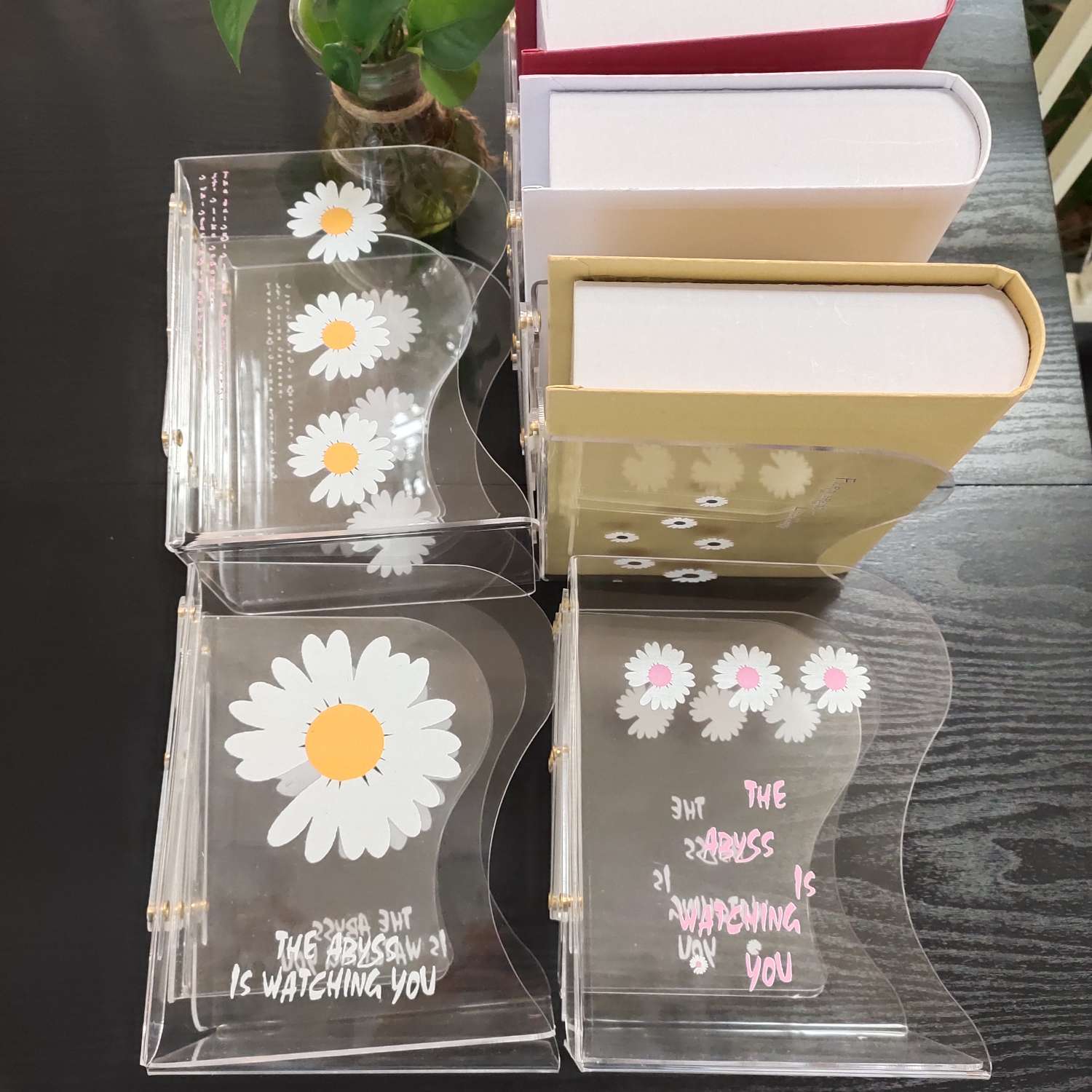 Acrylic small Zou Ju telescopic bookstand Item Picture