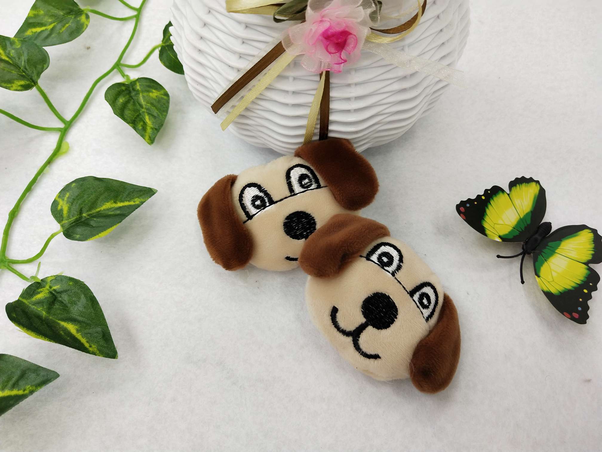 毛绒卡通小狗发夹，胸针，爬爬圈，鞋帽，服装等配饰产品图